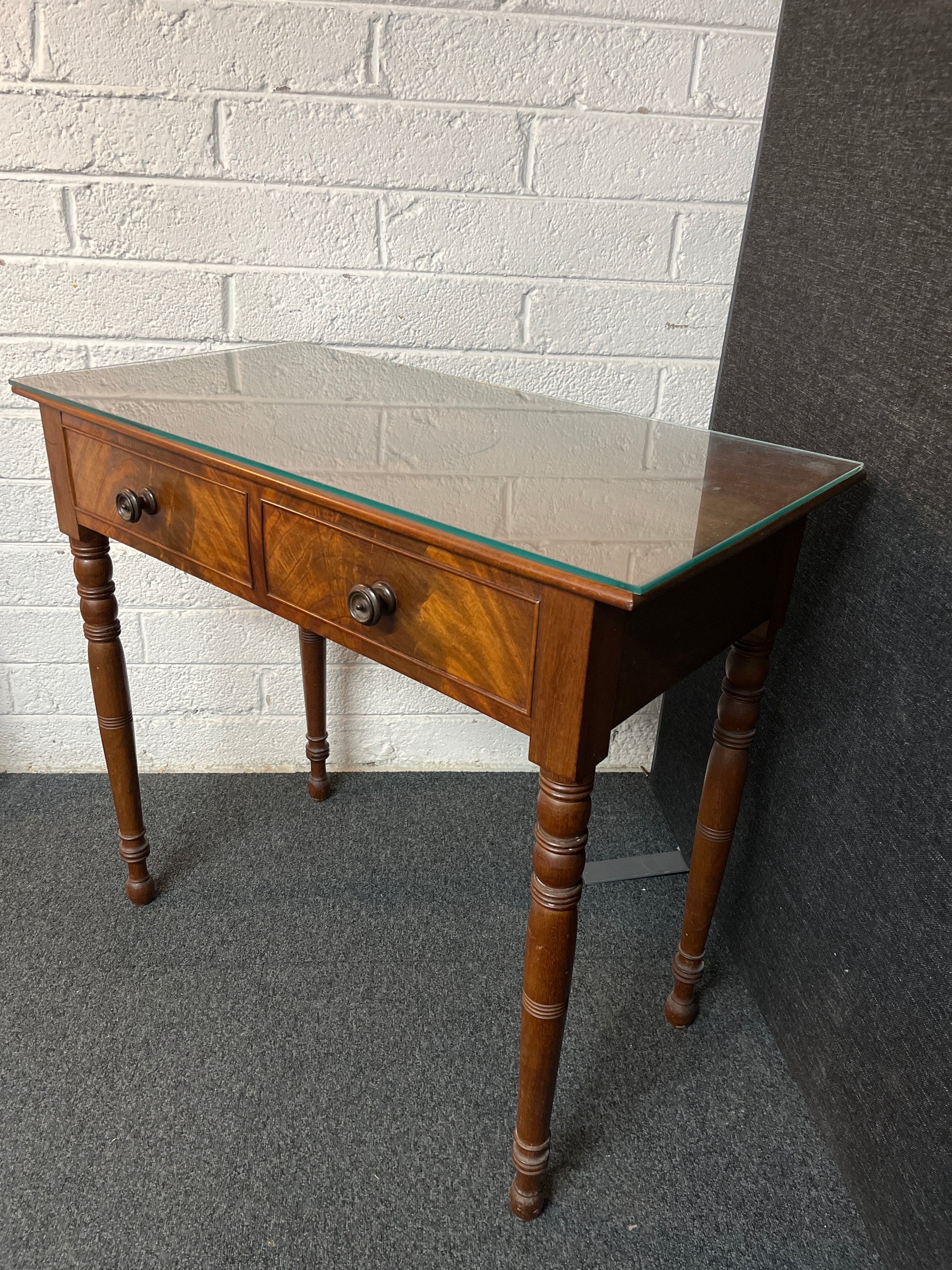 Mahogany antique console table with 2 drawers and glass top (H 83 x W 91 x D 48 cm) 2225