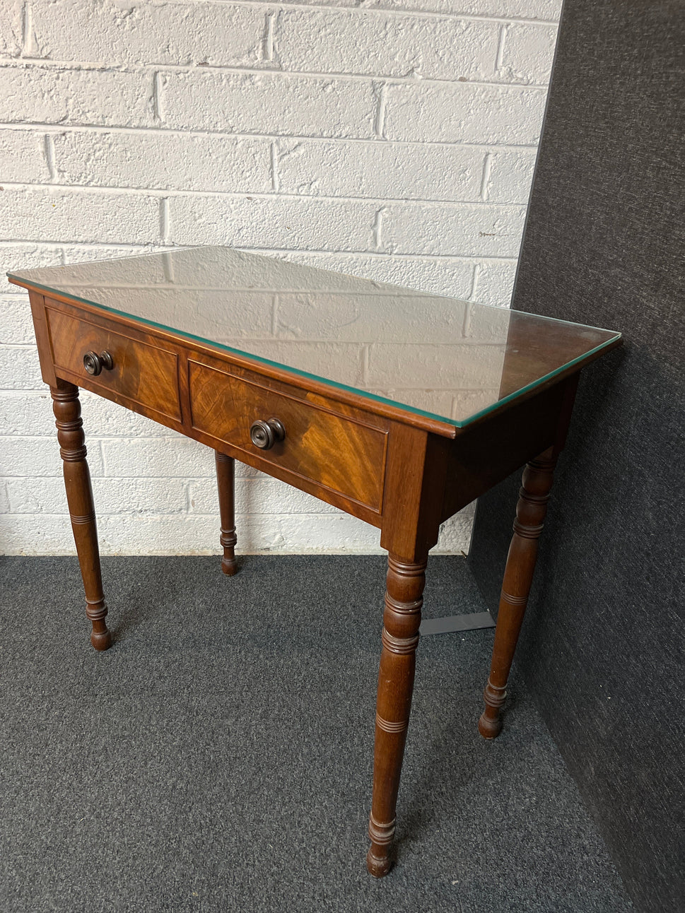 Mahogany antique console table with 2 drawers and glass top (H 83 x W 91 x D 48 cm) 2225