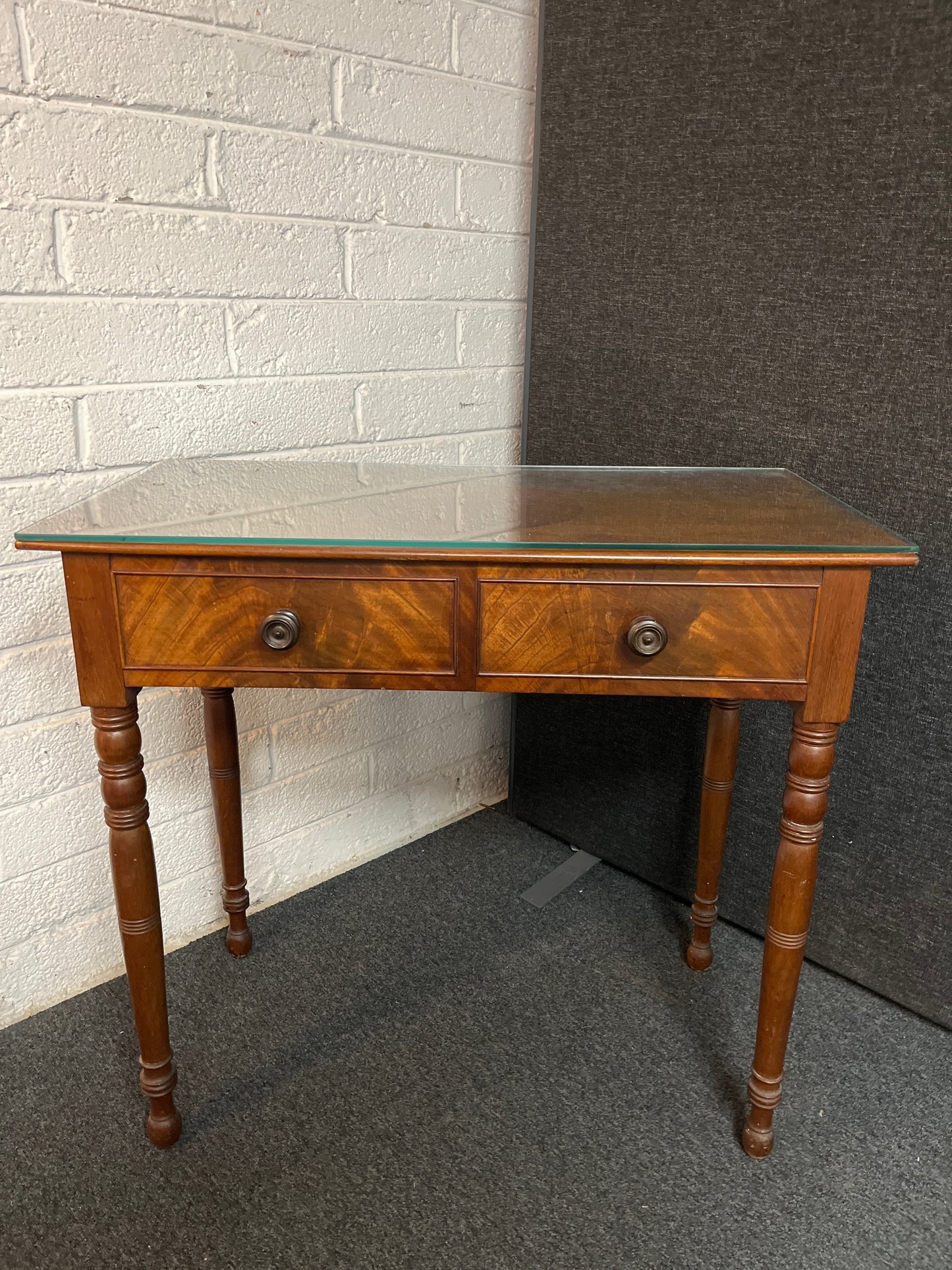Mahogany antique console table with 2 drawers and glass top (H 83 x W 91 x D 48 cm) 2225