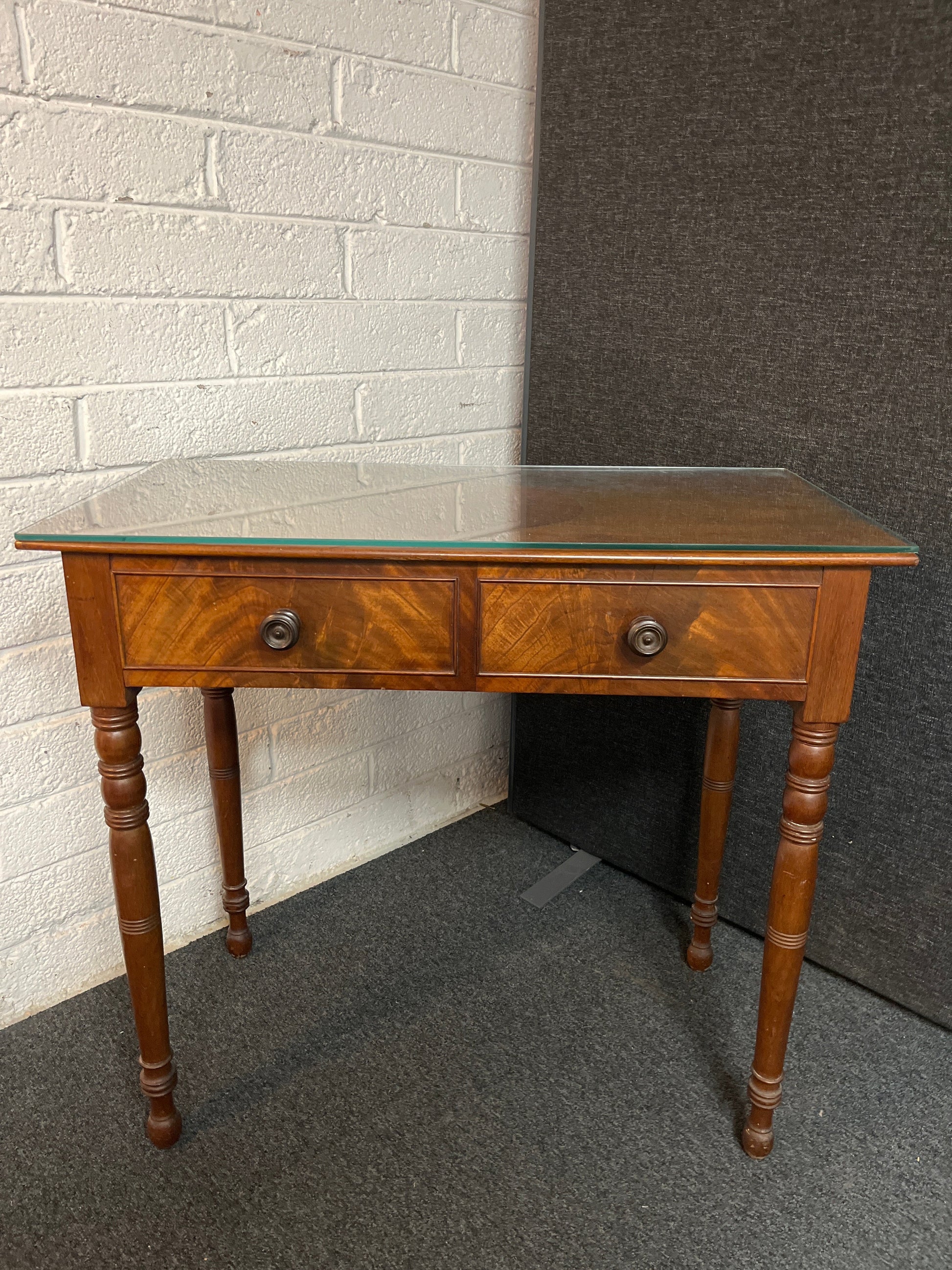 Mahogany antique console table with 2 drawers and glass top (H 83 x W 91 x D 48 cm) 2225