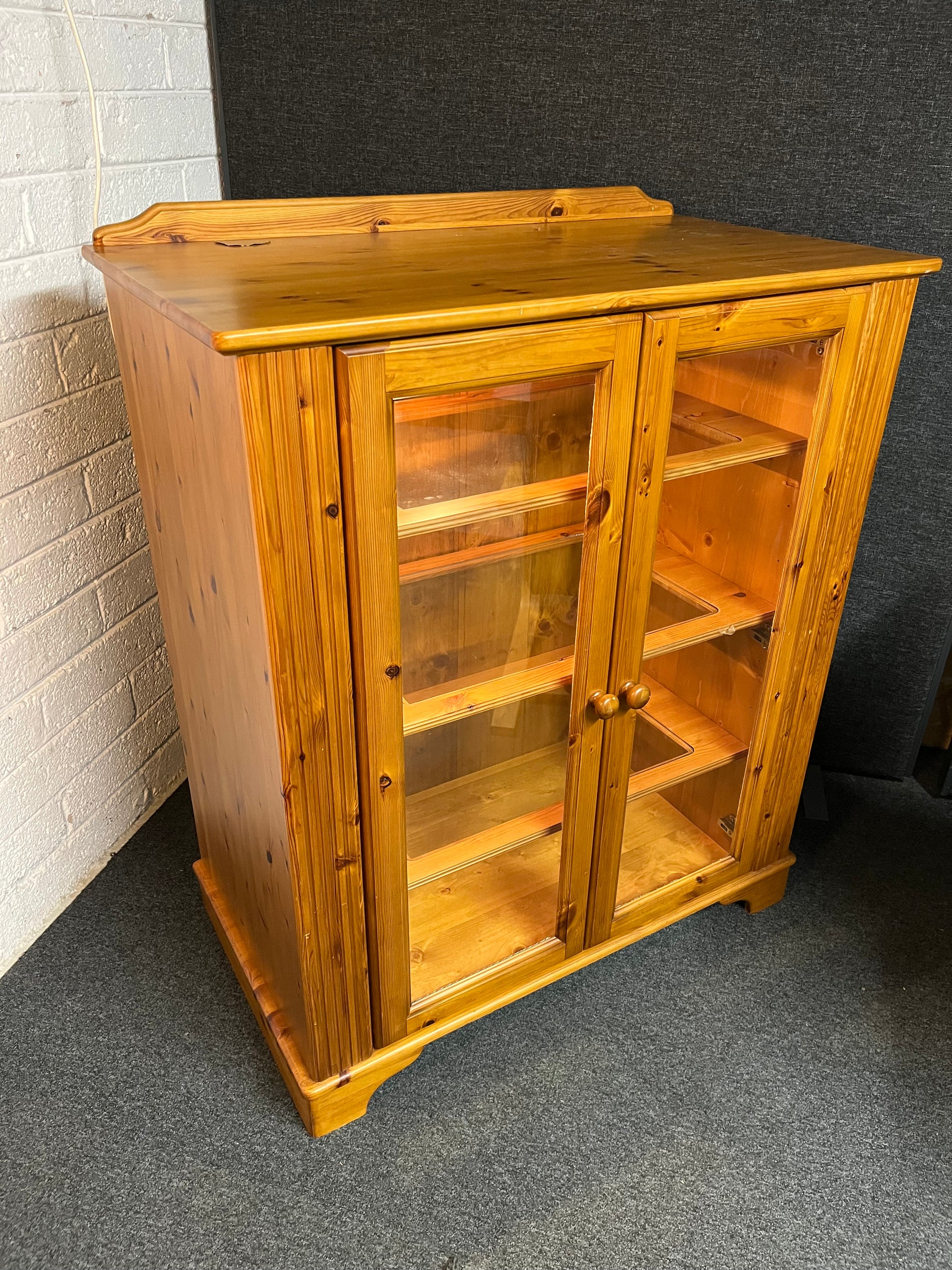 Solid pine 2 door glass display unit (H  128 x W  105 x D 58 cm) 3225