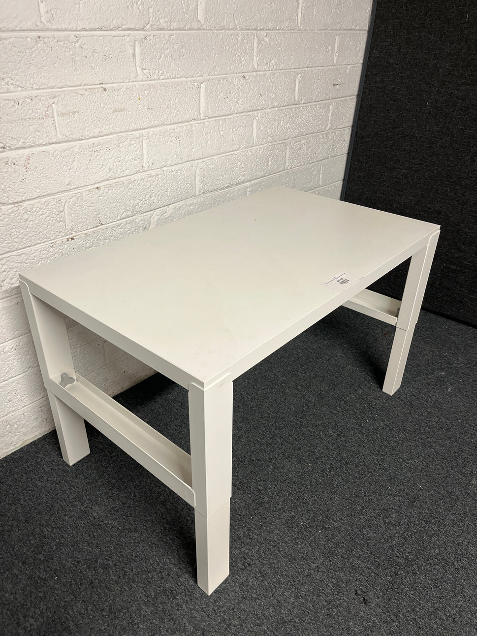 White low rectangular coffee table, height adjustable legs 1225
