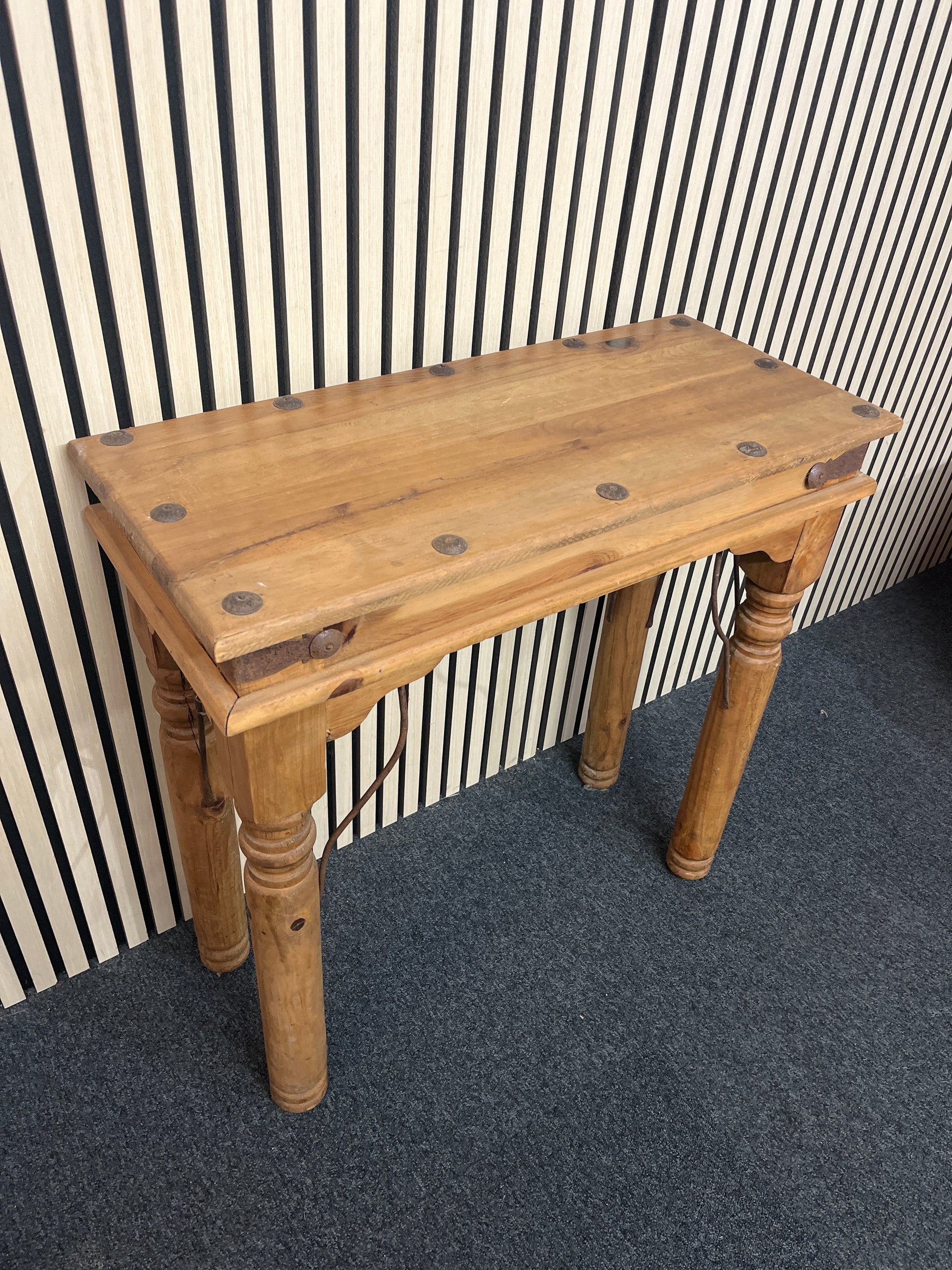 Mexican pine console table with metal detailing (H 76 x H 76 x D 33 cm)