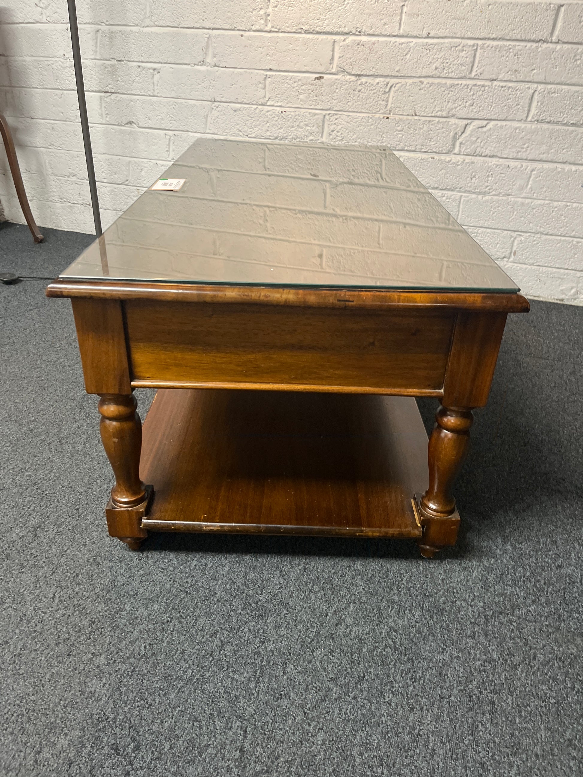 Large rectangular solid mahogany coffee table with drawers and protective glass top (H 53 x W 131 x D 62 cm) 2225