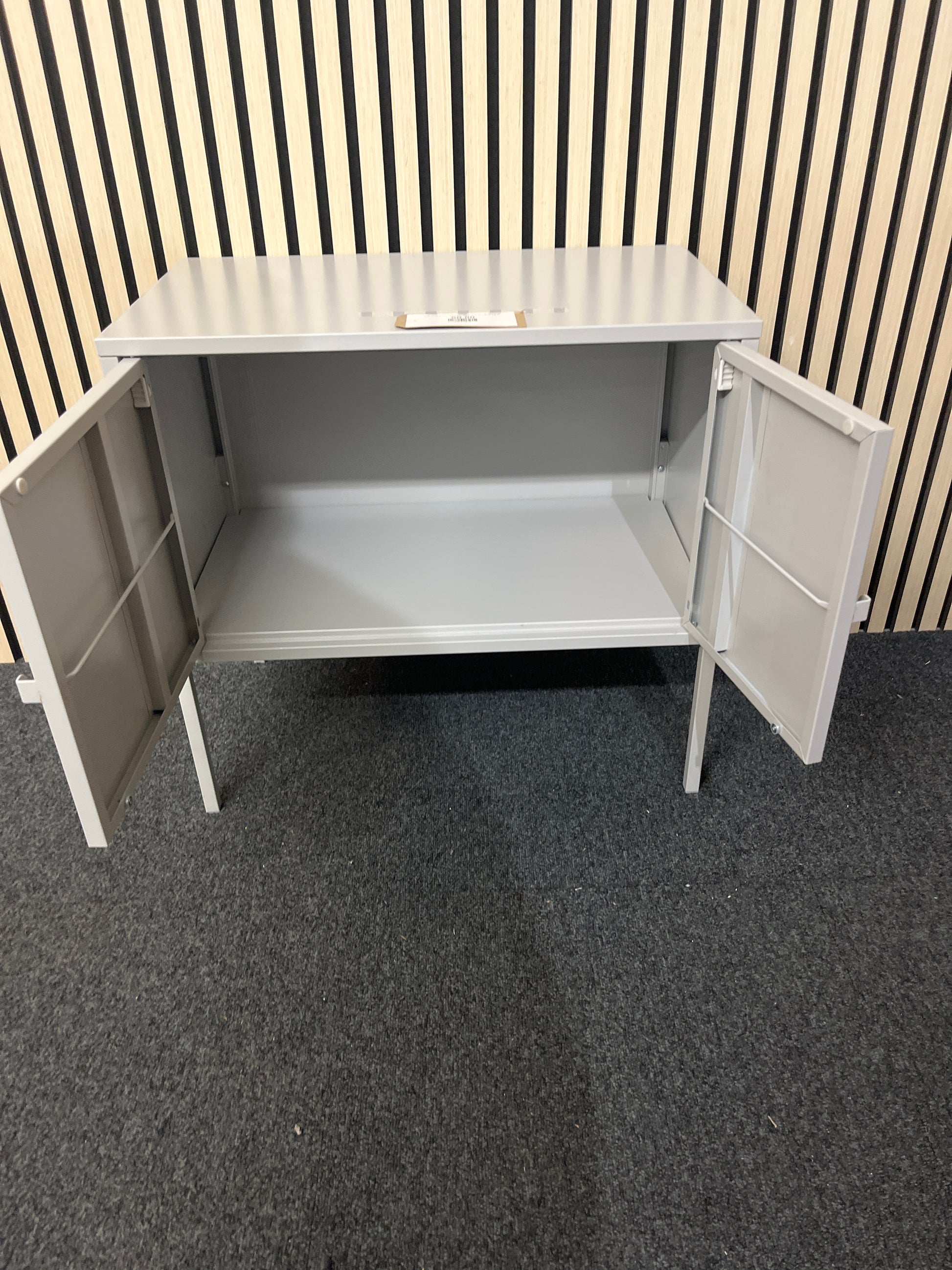 Low white 2 door metal storage unit (H 56 x W 60 x D 35 cm) 3325