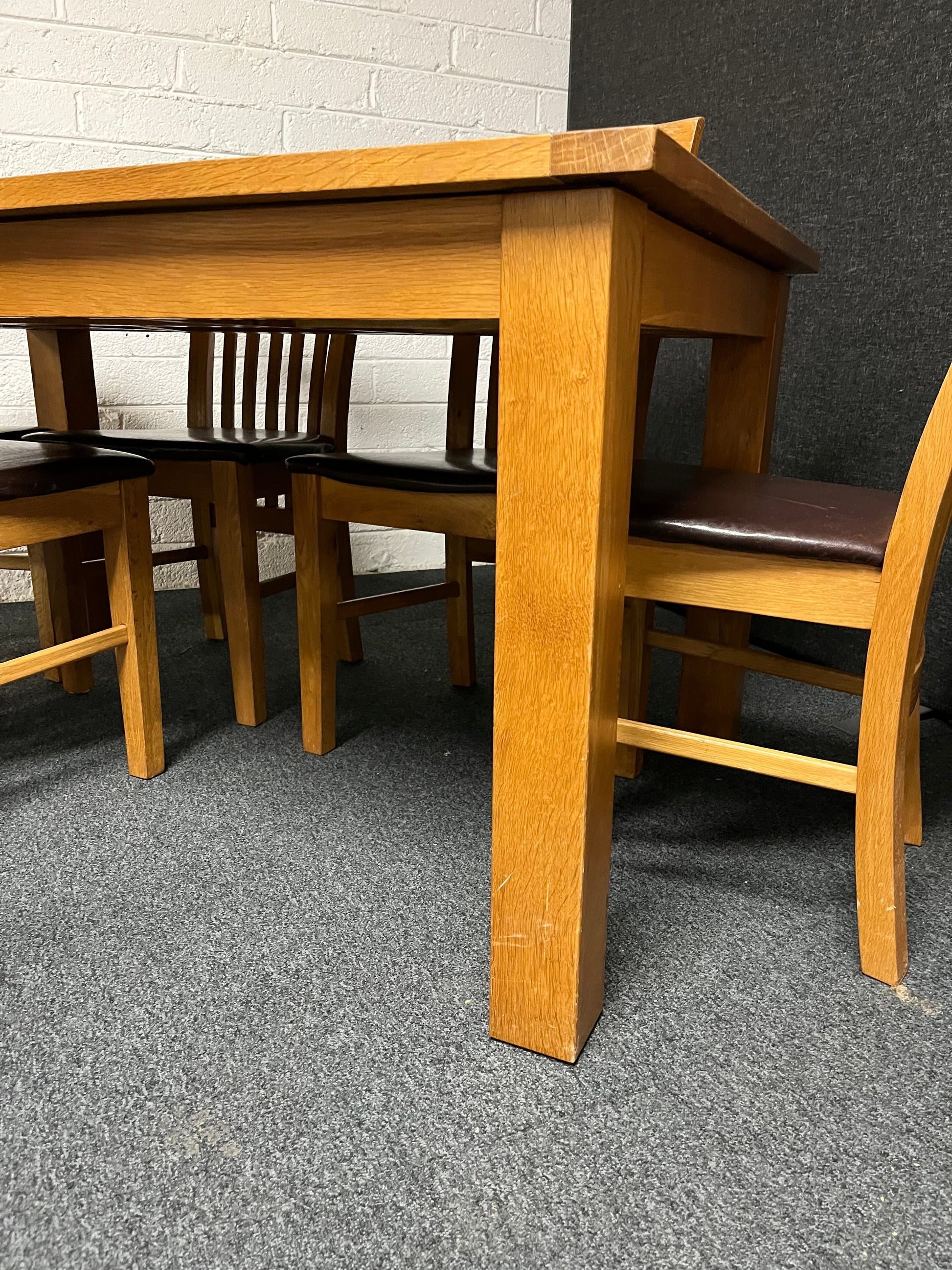 Solid oak extendable dining table (H 780 x W 1500 x D 900 mm) with 6 no. matching chairs with black pu leatherette cushion  1225