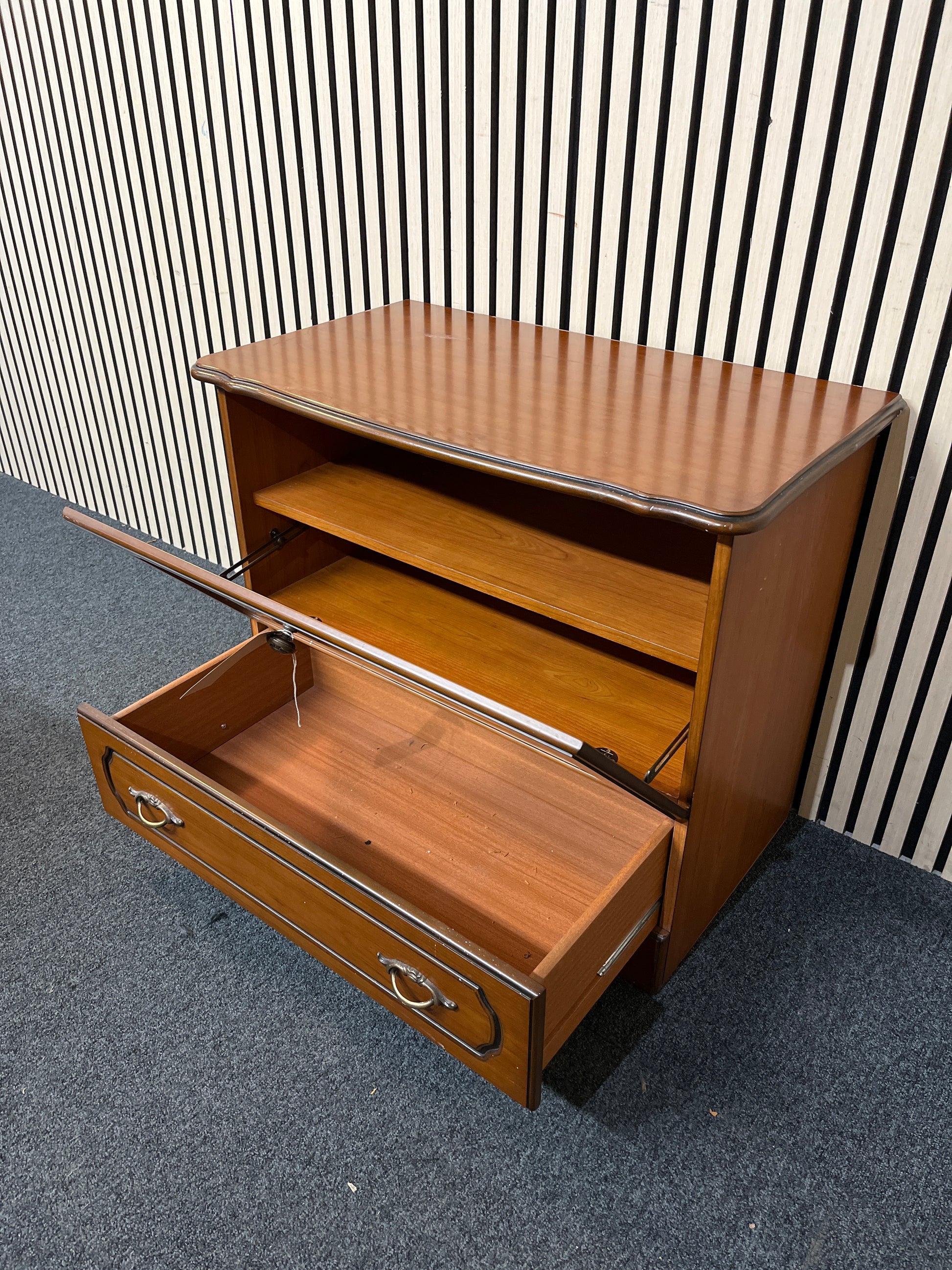 Rossmore mahogany Low tv unit with glass door and base drawer (H 65 x W 75 x D 43 cm) 1126
