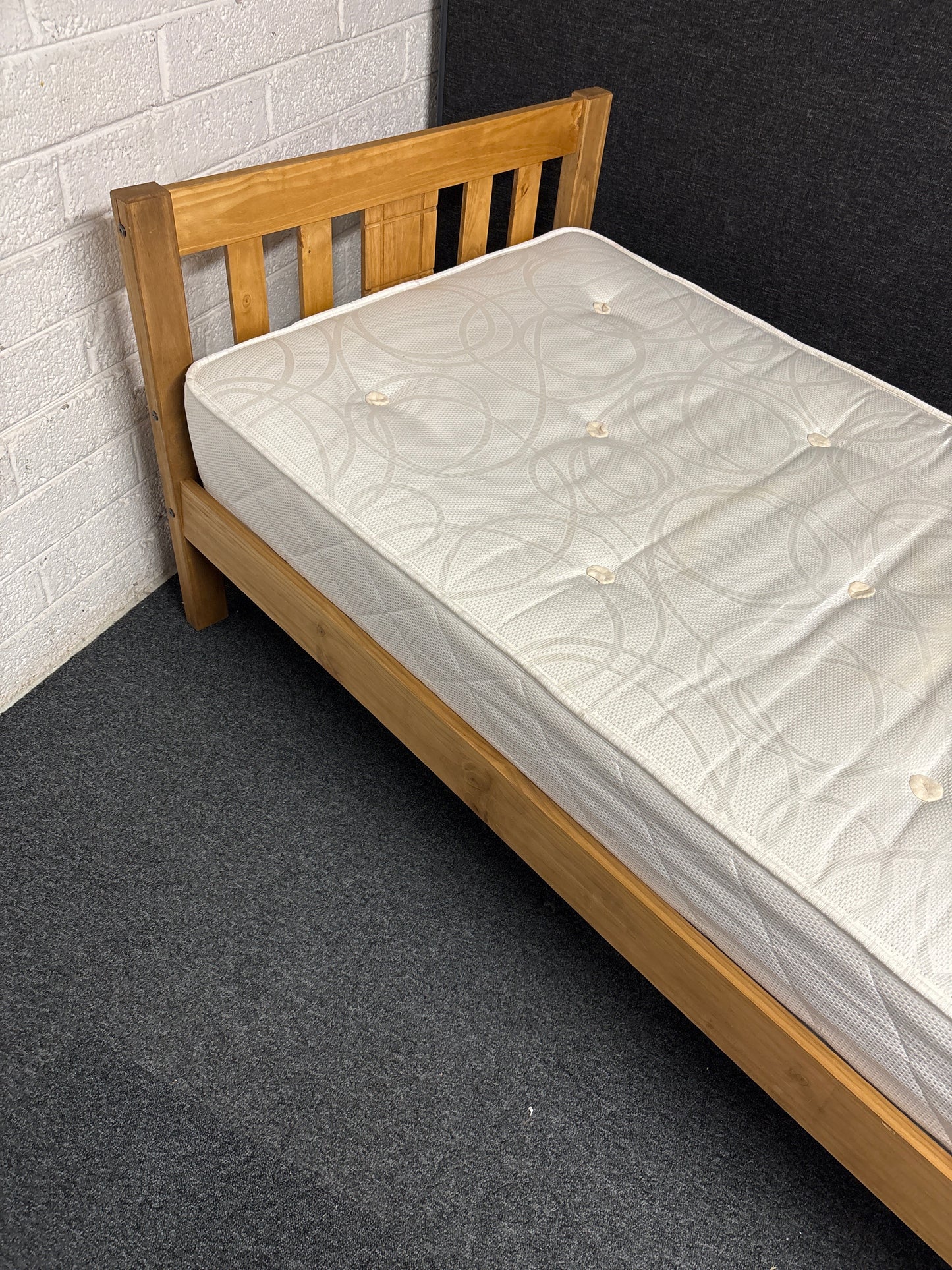 3ft secondhand Swan Baltimore ortho mattress in white fabric  1225