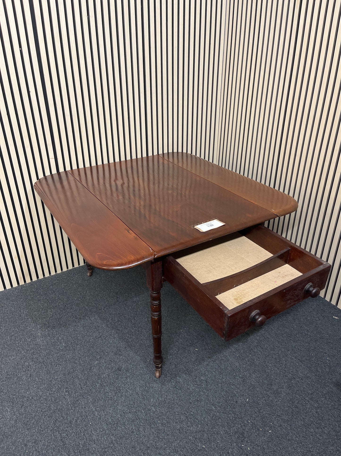 Antique drop leaf mahogany breakfast table with drawer (L 61 - 105 x W 109 cm) 2425