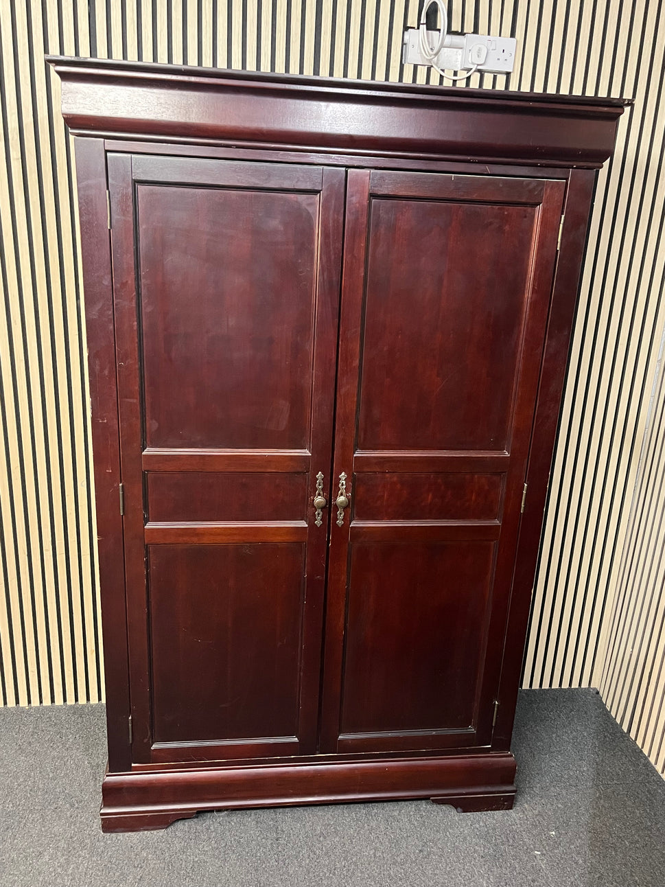 Tall 2 door mahogany wardrobe (H 200 x W 126 x D 60 cm) 43867