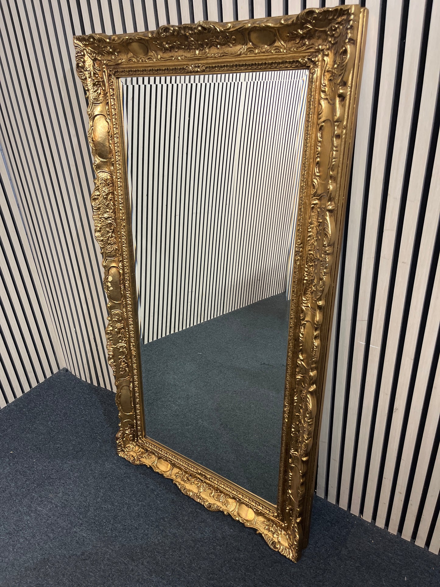 Large ornate gold framed mirror (H 76 x W 140 cm) 43794