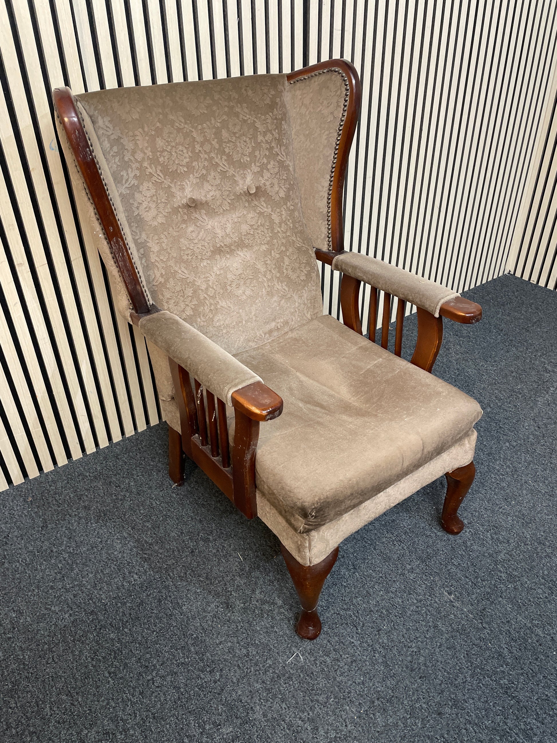 Solid mahogany framed spindle back carver chair 2425