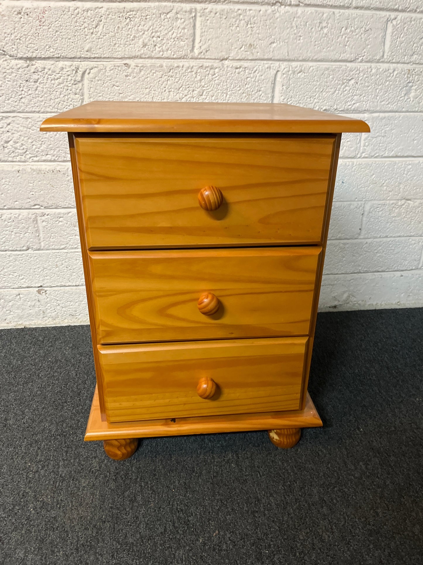 3 drawer pine bedside locker (H 62 x W 44 x D 44 cm) 3225