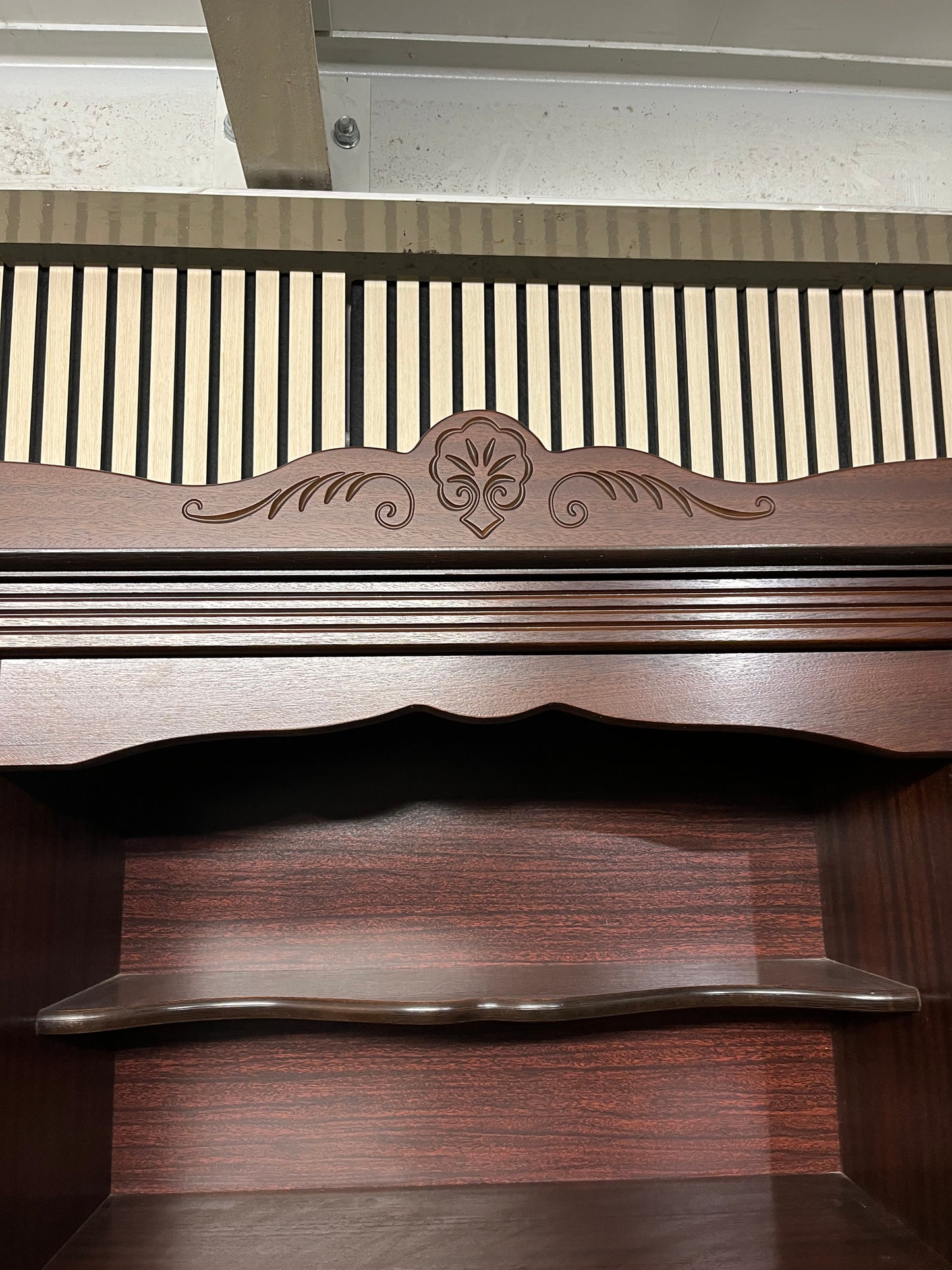 Large Rossmore mahogany display unit (H 194 x W 156 x D 48 cm) 1425