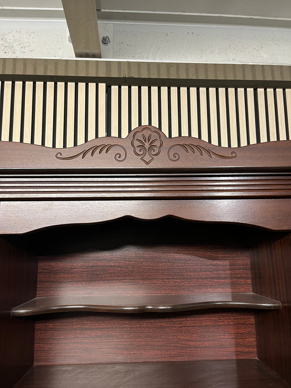 Large Rossmore mahogany display unit (H 194 x W 156 x D 48 cm) 1425