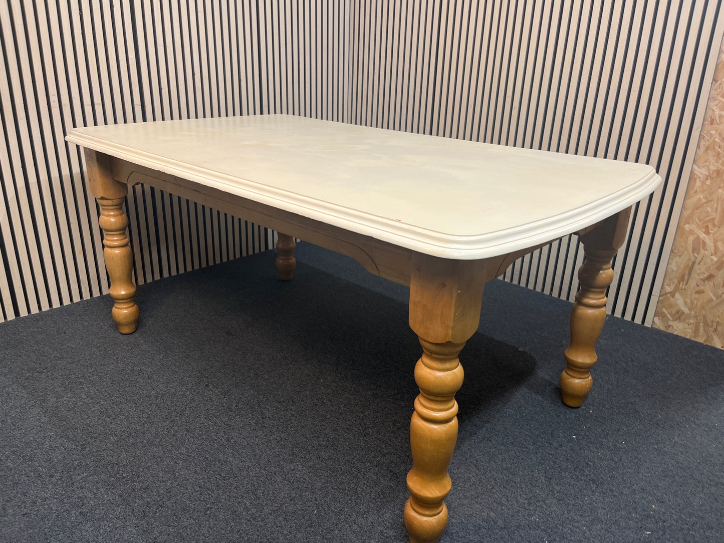 Large solid wood cream painted extendable dining table with glass top (L 163 x W 95 cm) 43833
