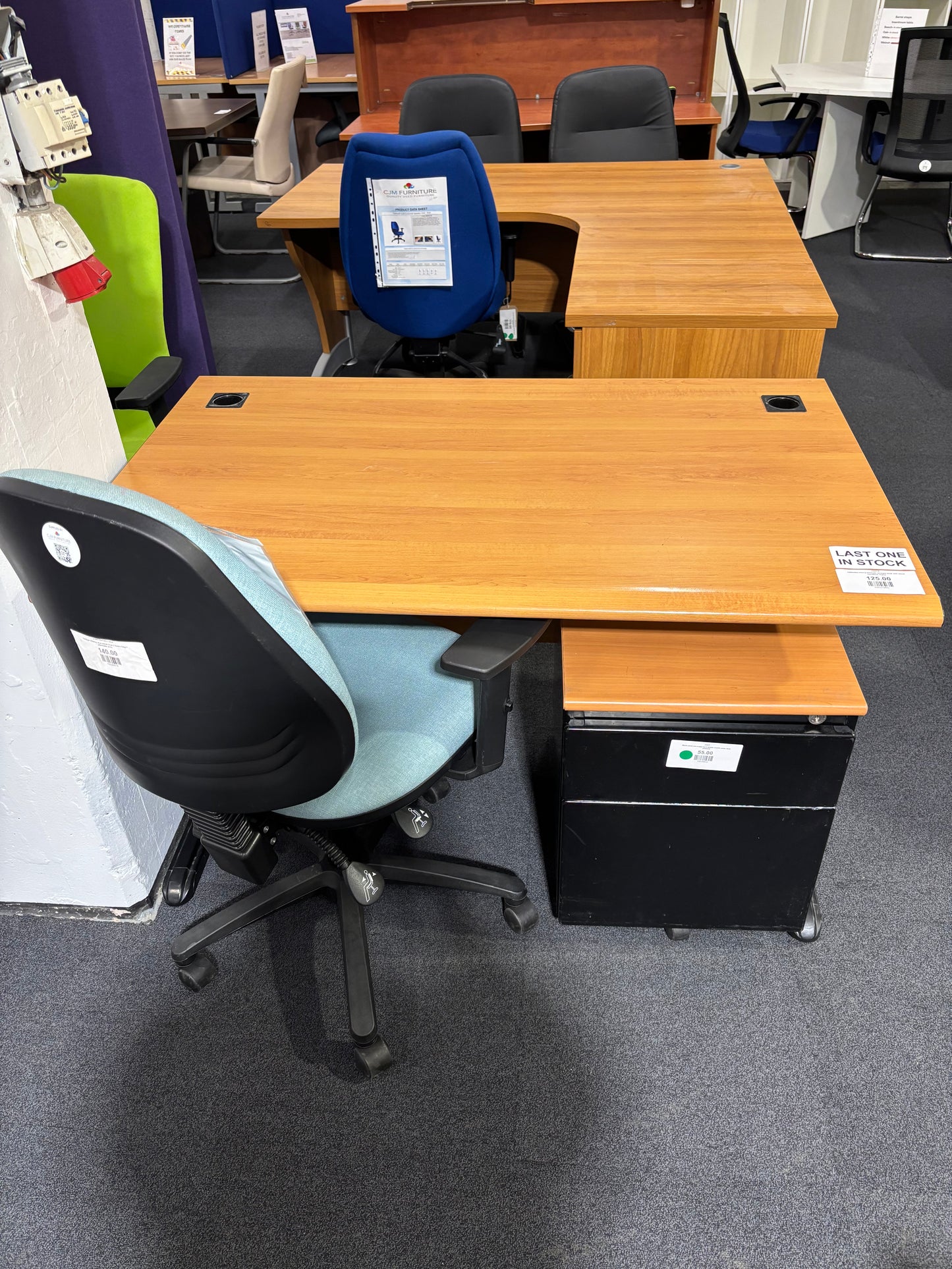 1200x800 cherry laminate straight desk with black cantilever frame