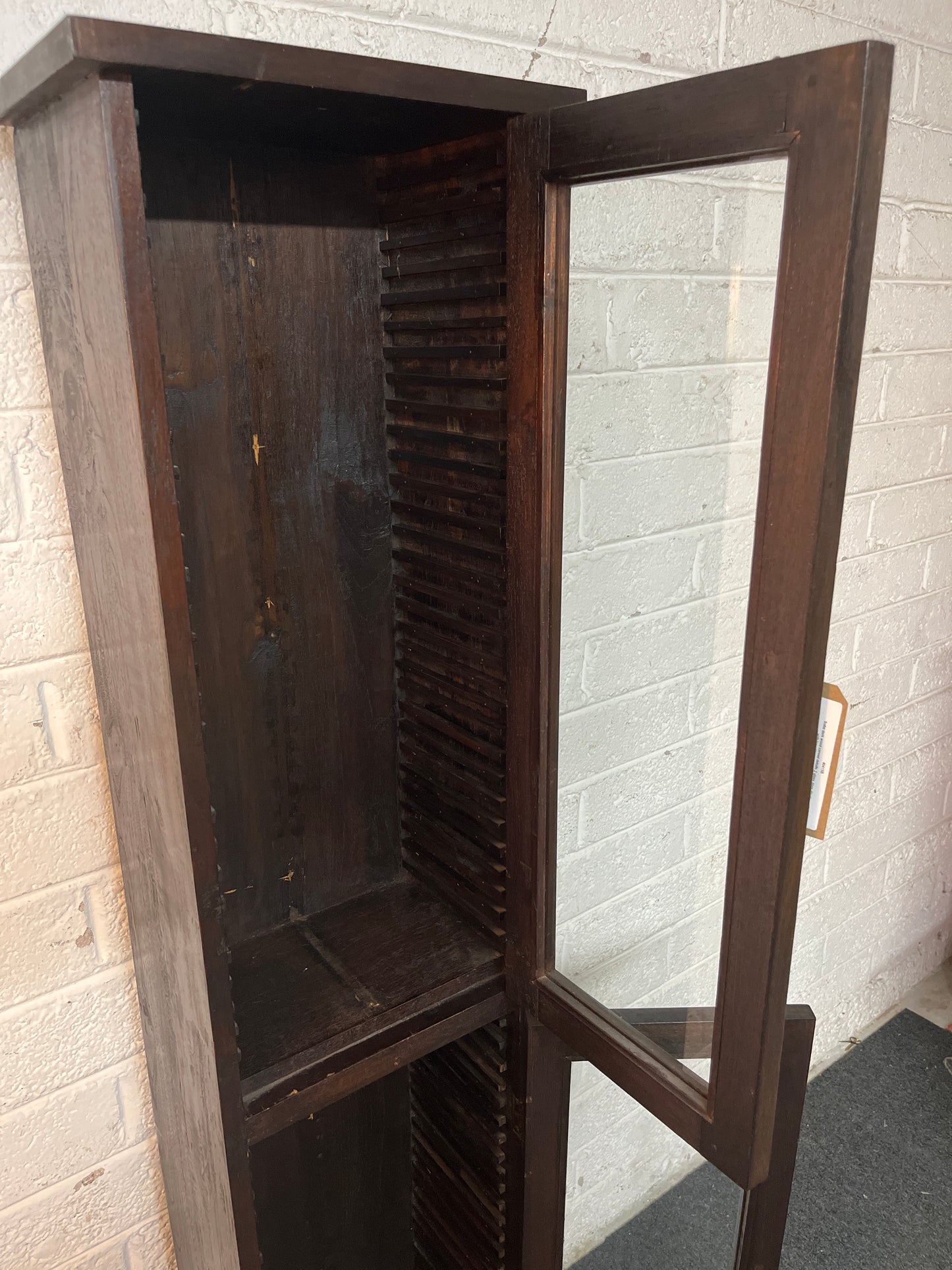 Solid dark wood carved details 2 glass door display unit with legs (H 170 x W 38 x D 25 cm) 1325