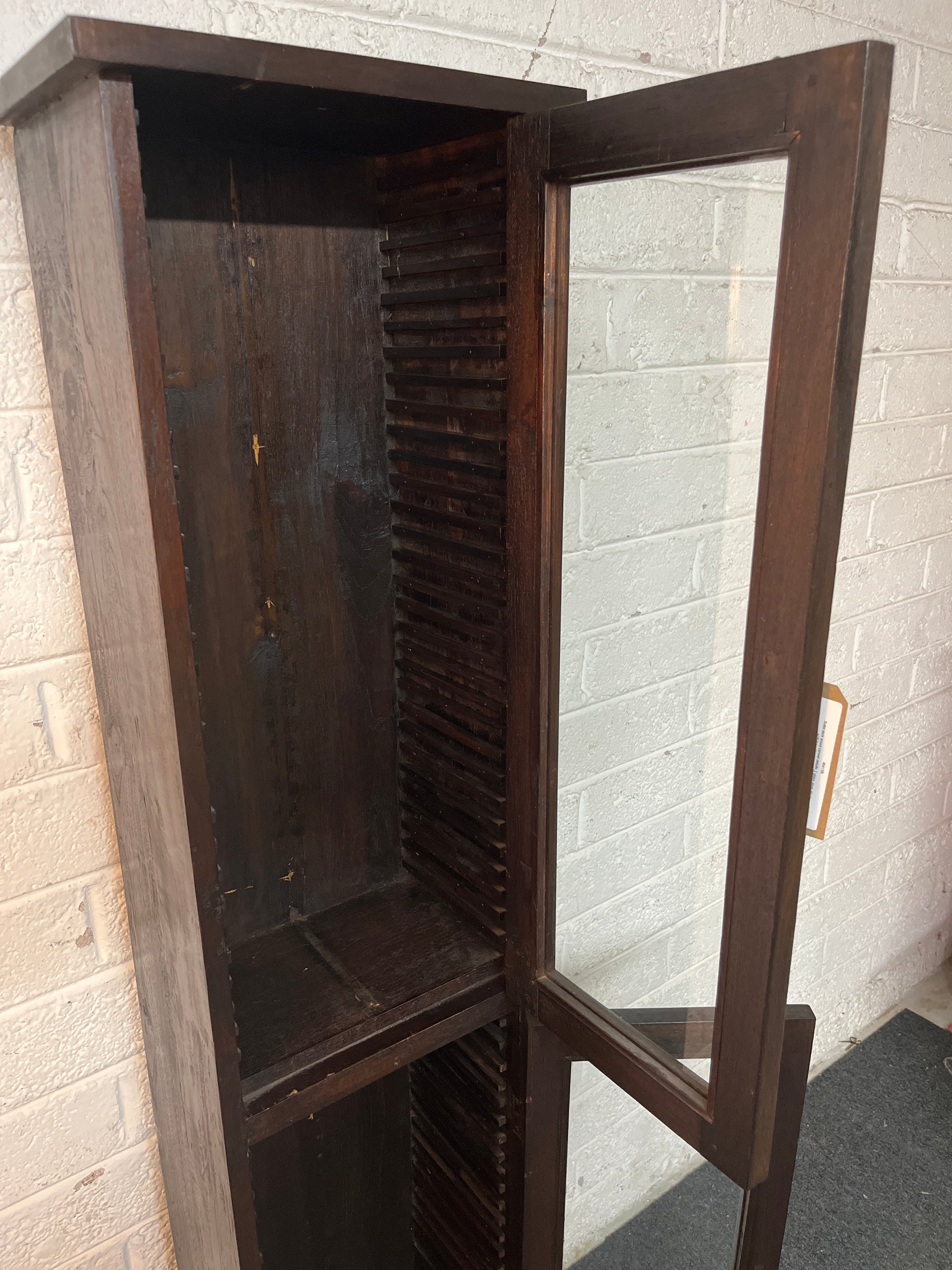 Solid dark wood carved details 2 glass door display unit with legs (H 170 x W 38 x D 25 cm) 1325
