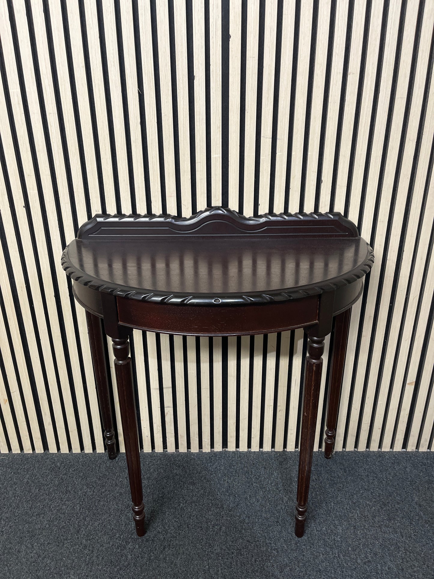 Mahogany ornate half moon hall table with upstand (H 84 x W 79 x D 40 cm) 43444