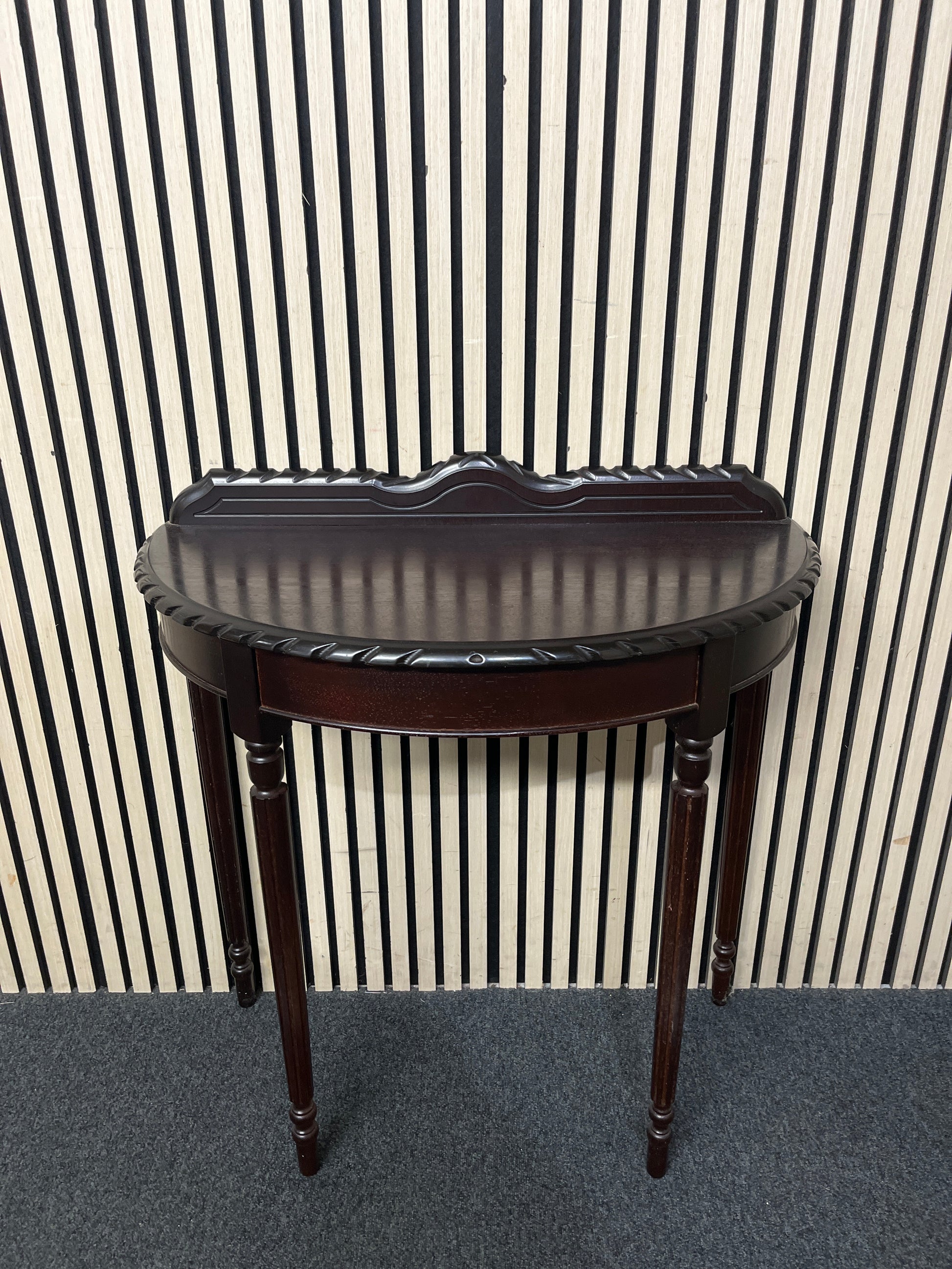Mahogany ornate half moon hall table with upstand (H 84 x W 79 x D 40 cm) 43444