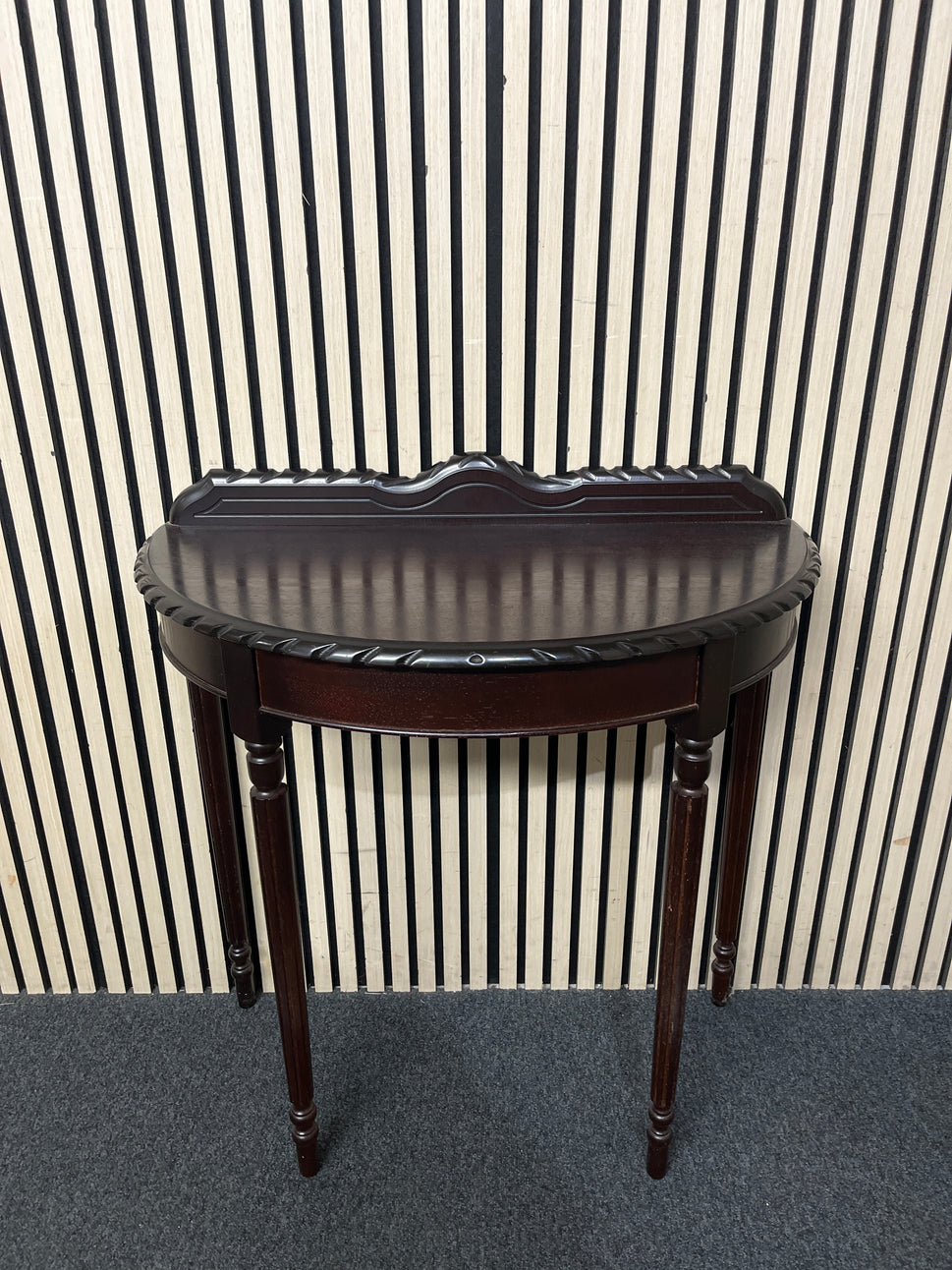 Mahogany ornate half moon hall table with upstand (H 84 x W 79 x D 40 cm) 43444