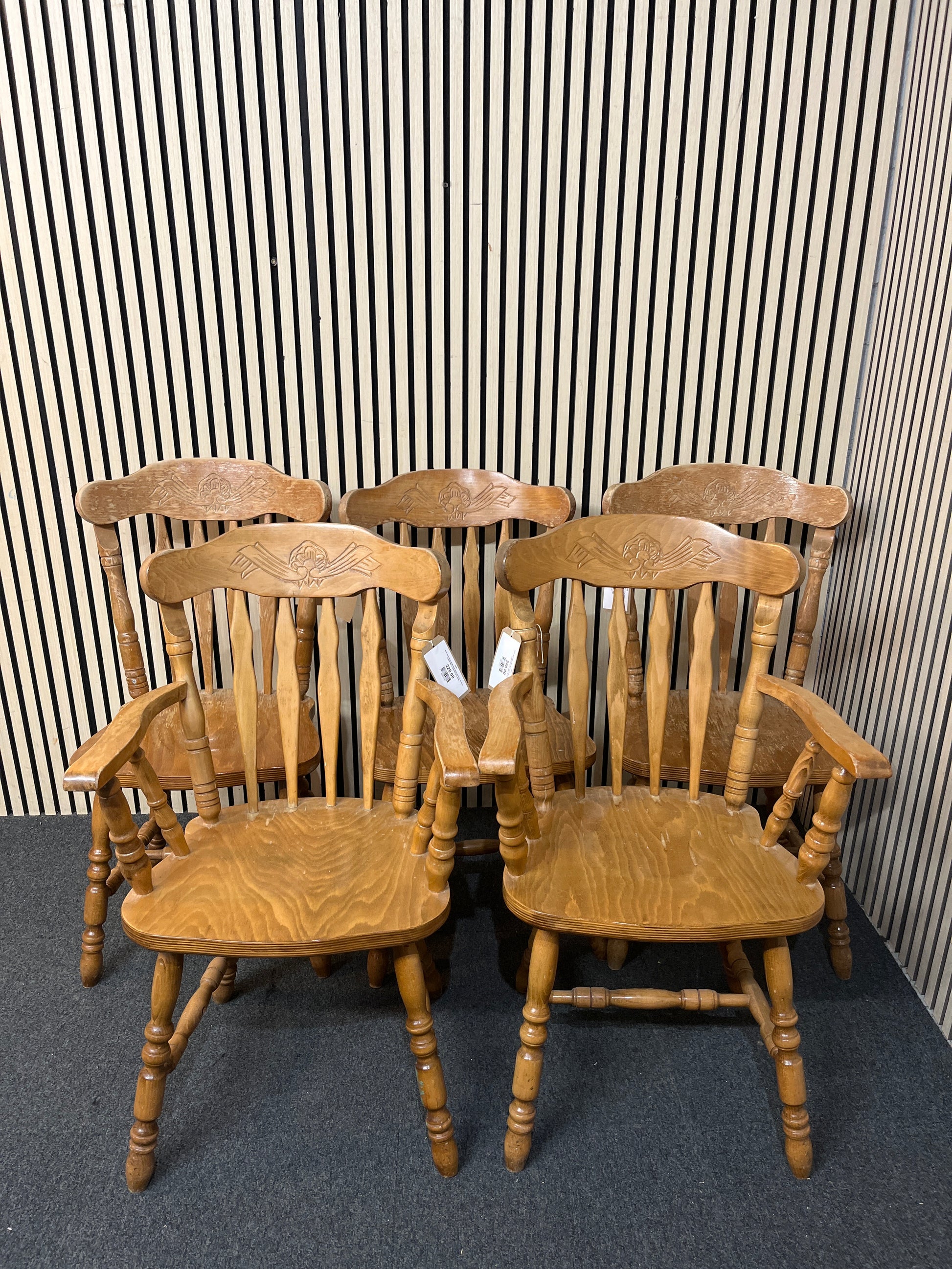 Oak veneer spindle back dining chairs & carvers (4 CHAIRS AND 2 CARVERS SET) 43945