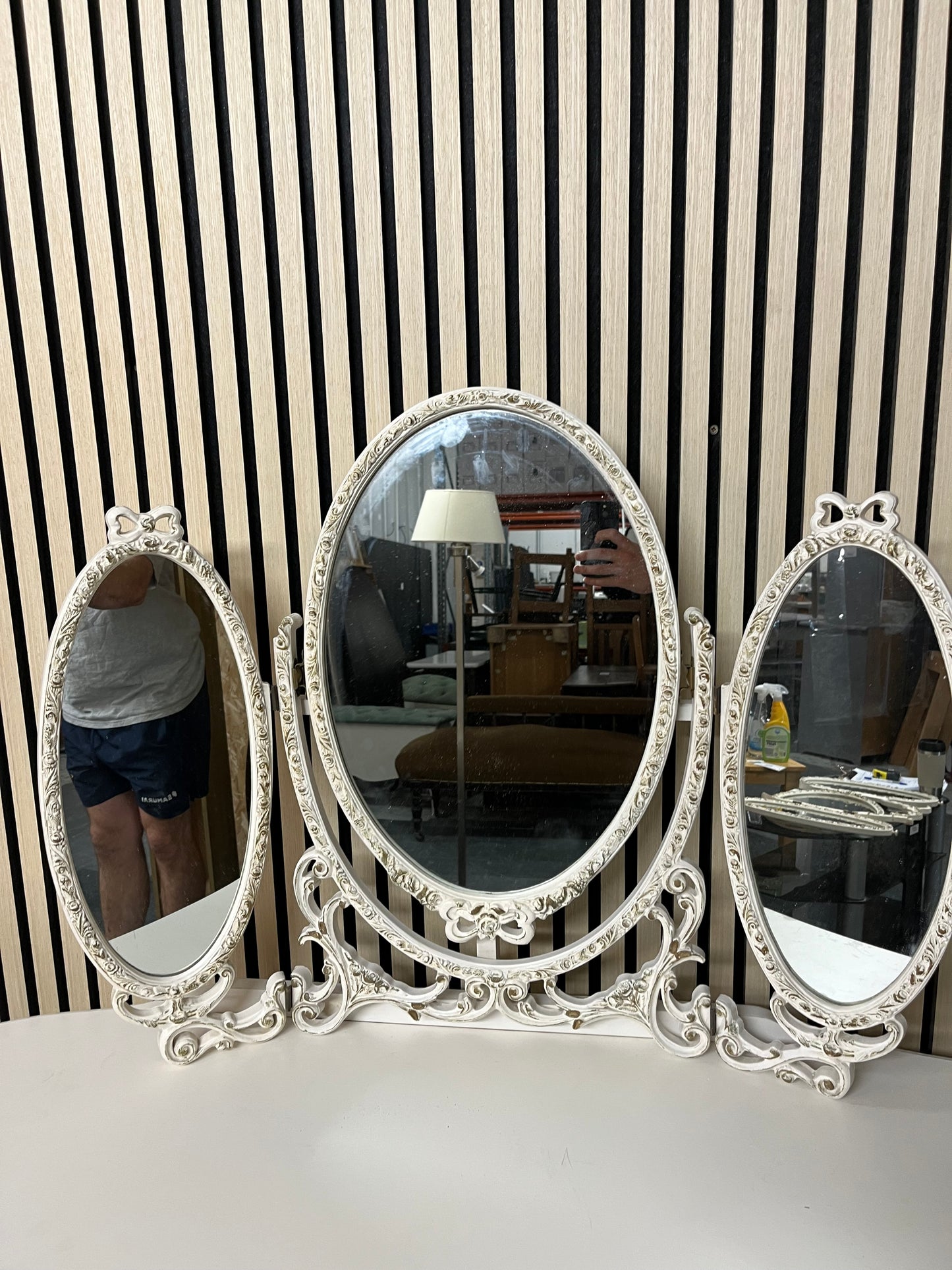 Ornate cream dressing table with matching mirror and stool (H 140 x W 132 x D 55 cm) 2325