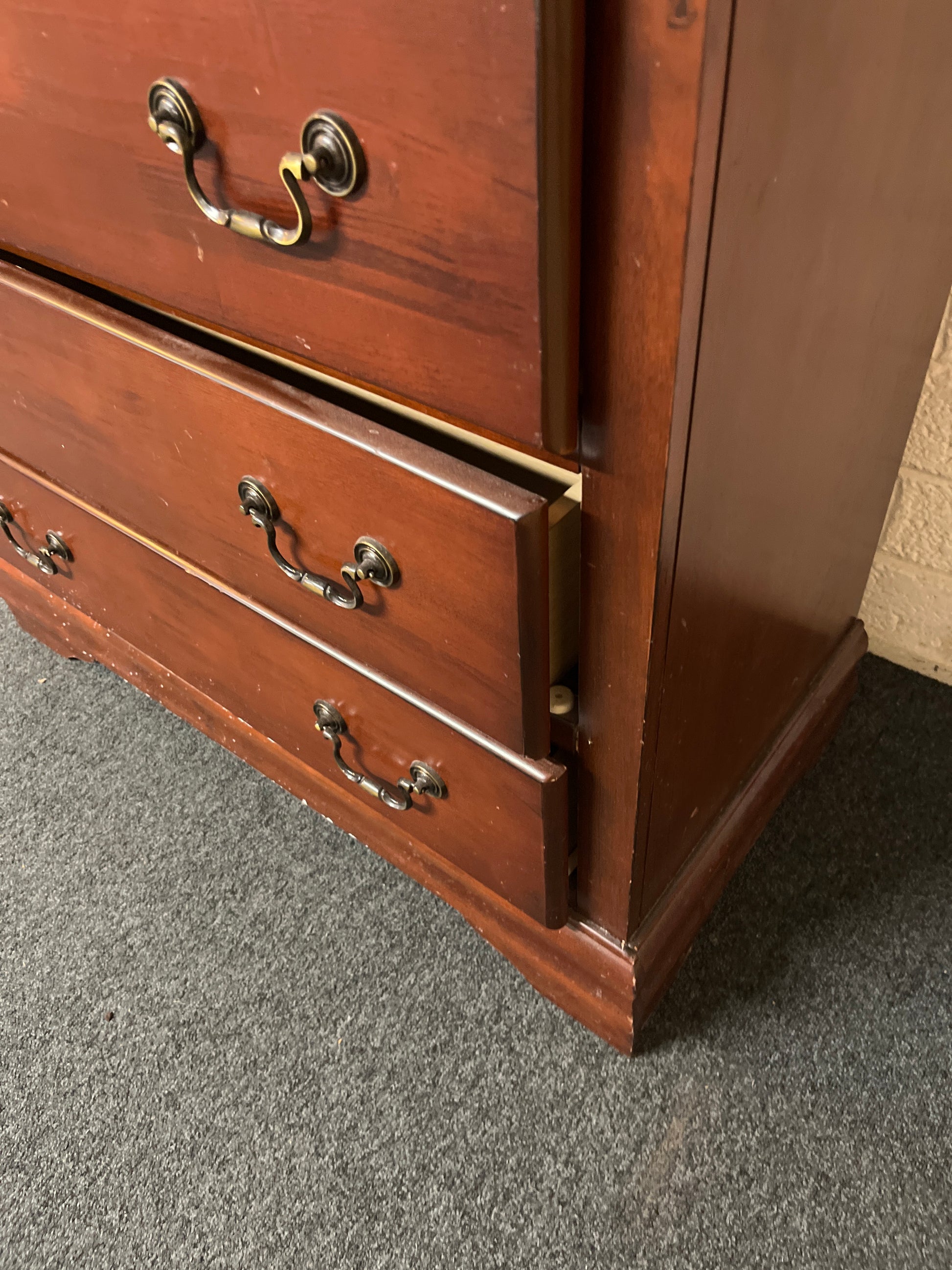 Mahogany 5 drawer ornate handles chest of drawers- bottom 2 drawers have problems closing 1325