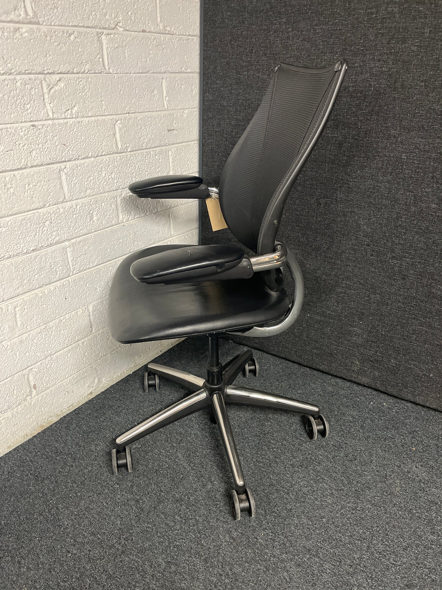 Humanscale LIBERTY SECONDHAND mesh back swivel chair with leather seat and adjsutable arms, metal polished 5 star base