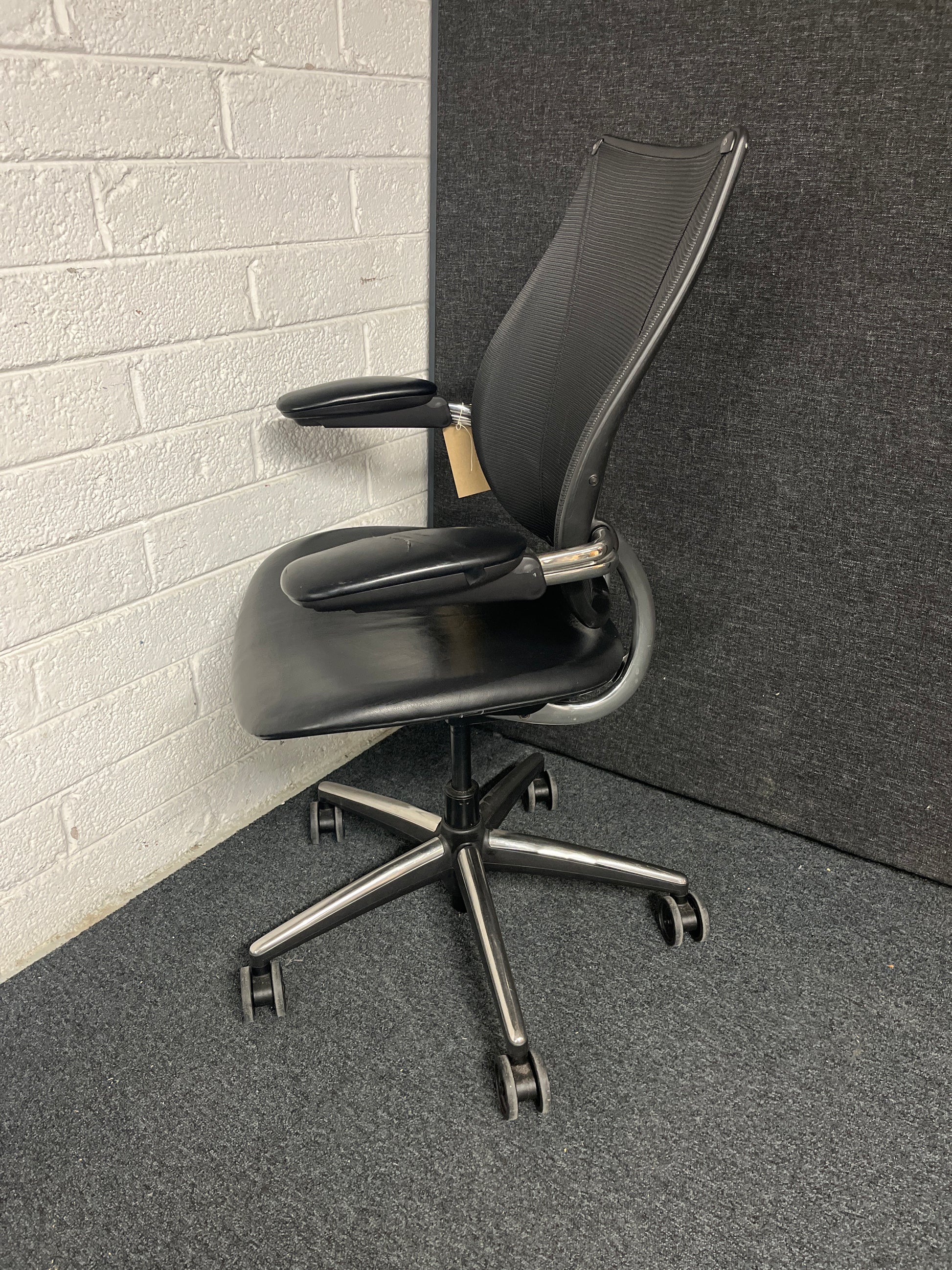 Humanscale LIBERTY SECONDHAND mesh back swivel chair with leather seat and adjsutable arms, metal polished 5 star base