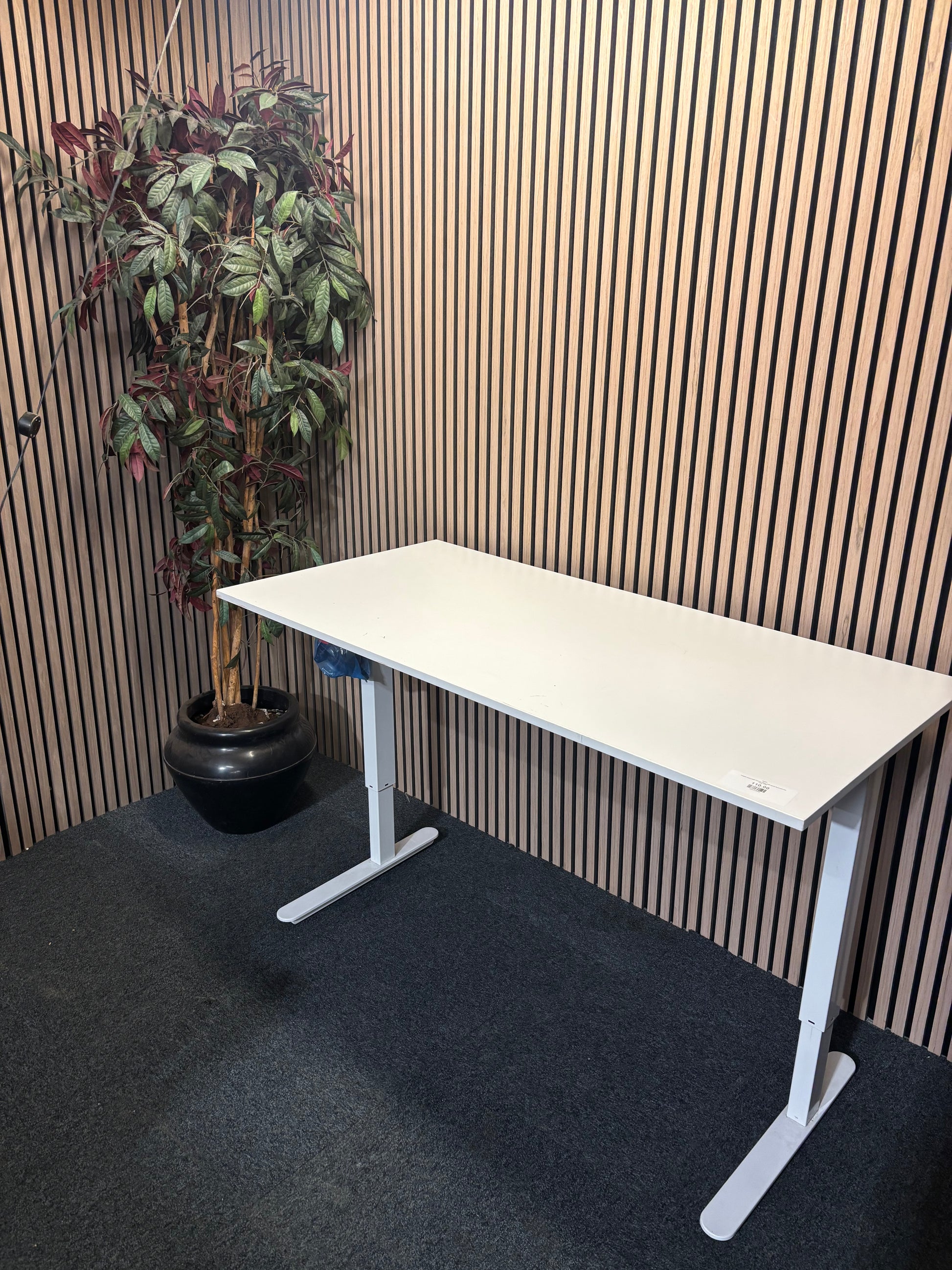 height adjustable electric desk with white laminate top Jysk 3126