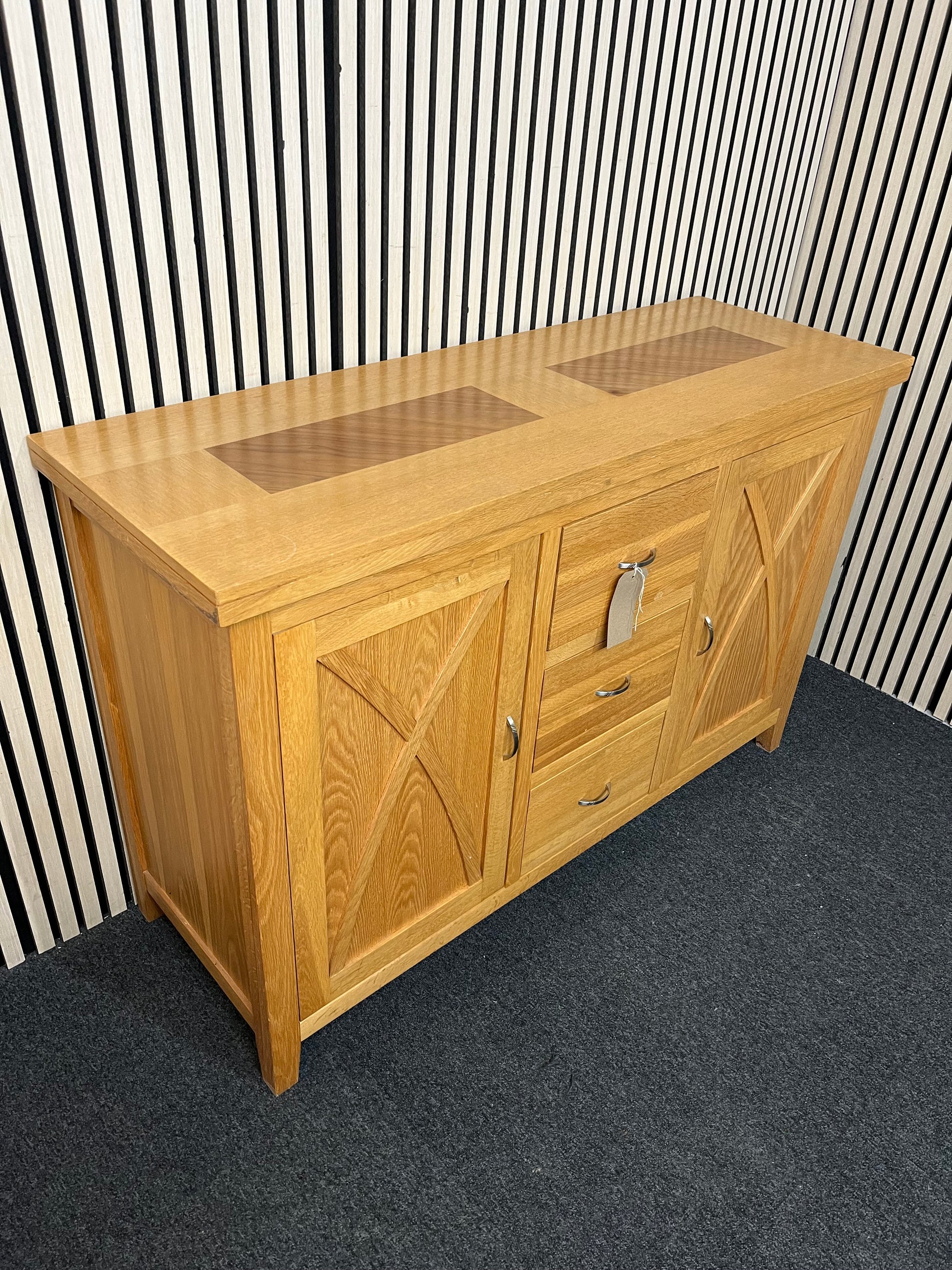 solid oak two-door three-drawer sideboard (H 85 x W 130 x D 45 cm) 3126