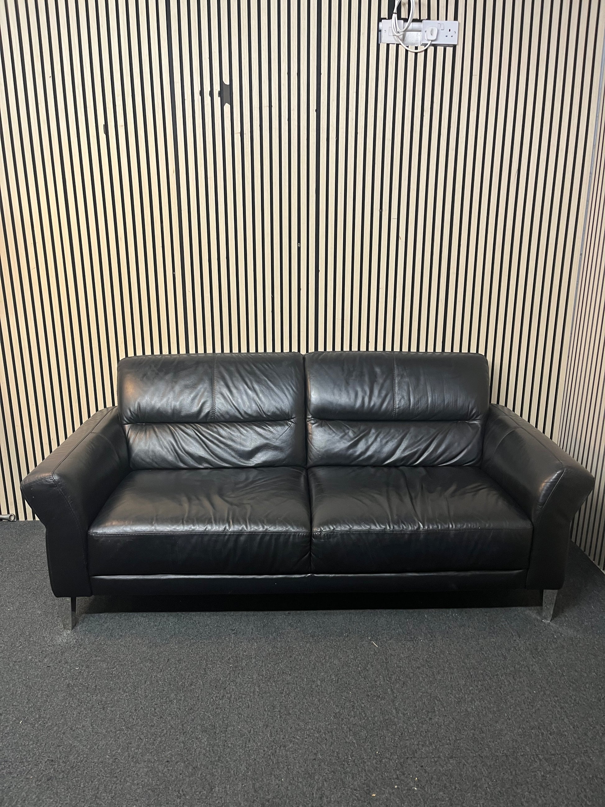 Large 2 seater black leather sofa on metal frame (200 cm width) 43394
