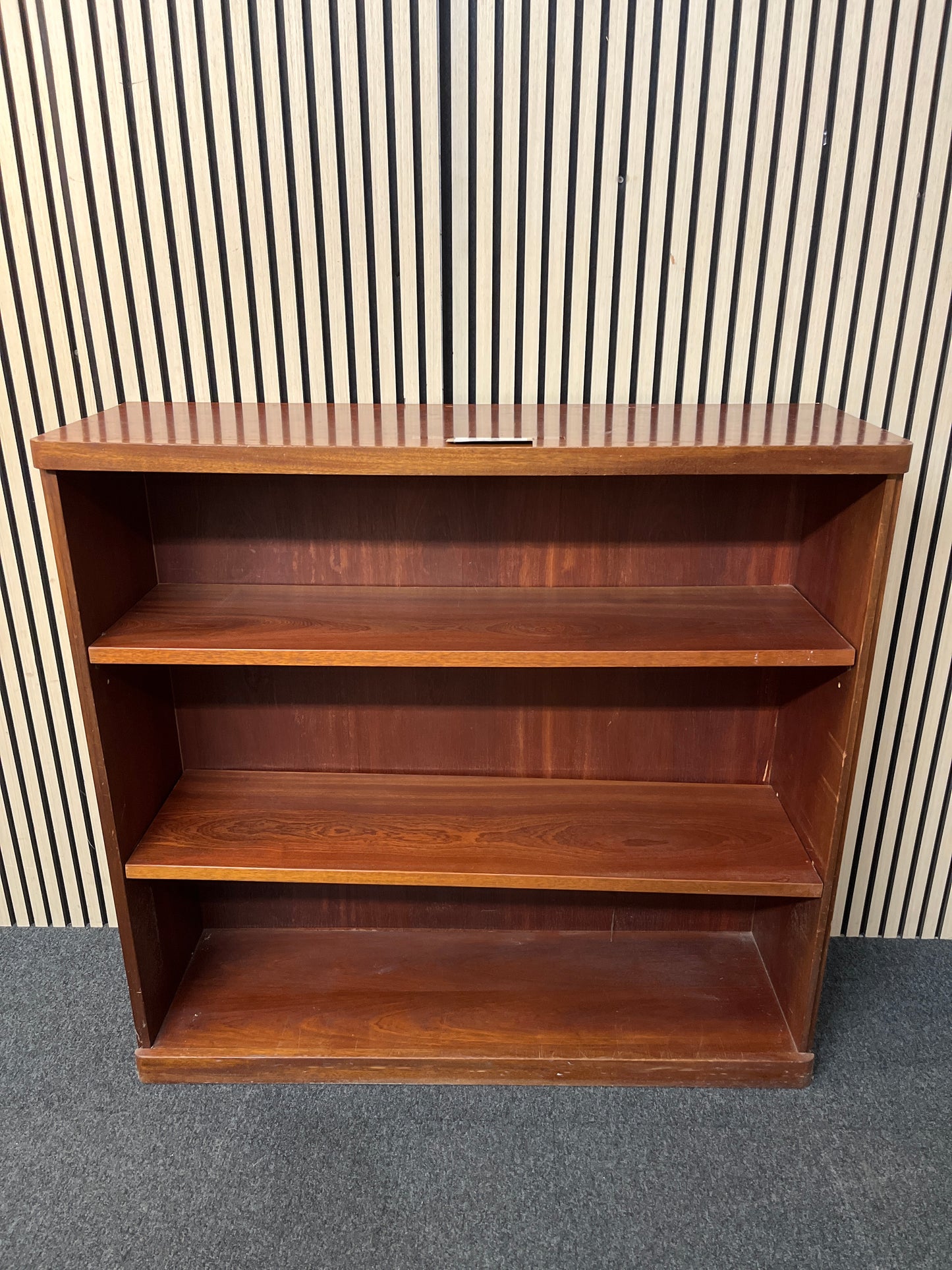 Low open mahogany bookcase (H 114 x W 120 x D 39 cm) 2425
