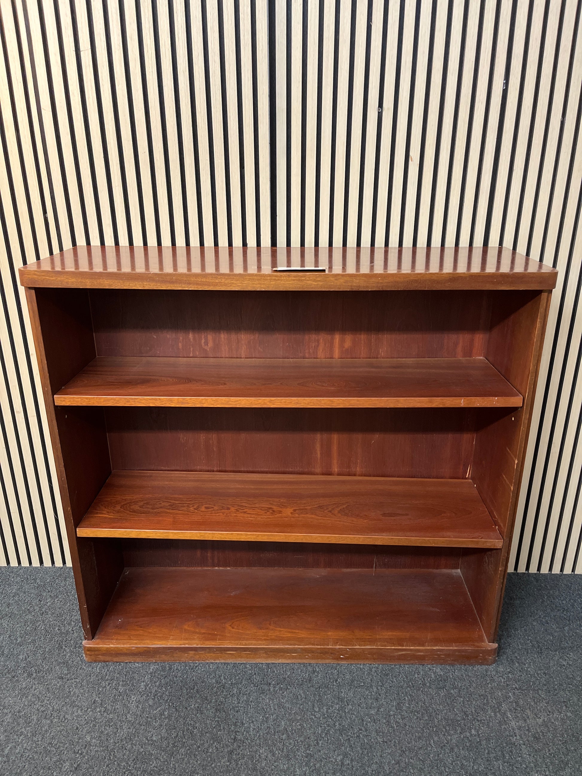 Low open mahogany bookcase (H 114 x W 120 x D 39 cm) 2425