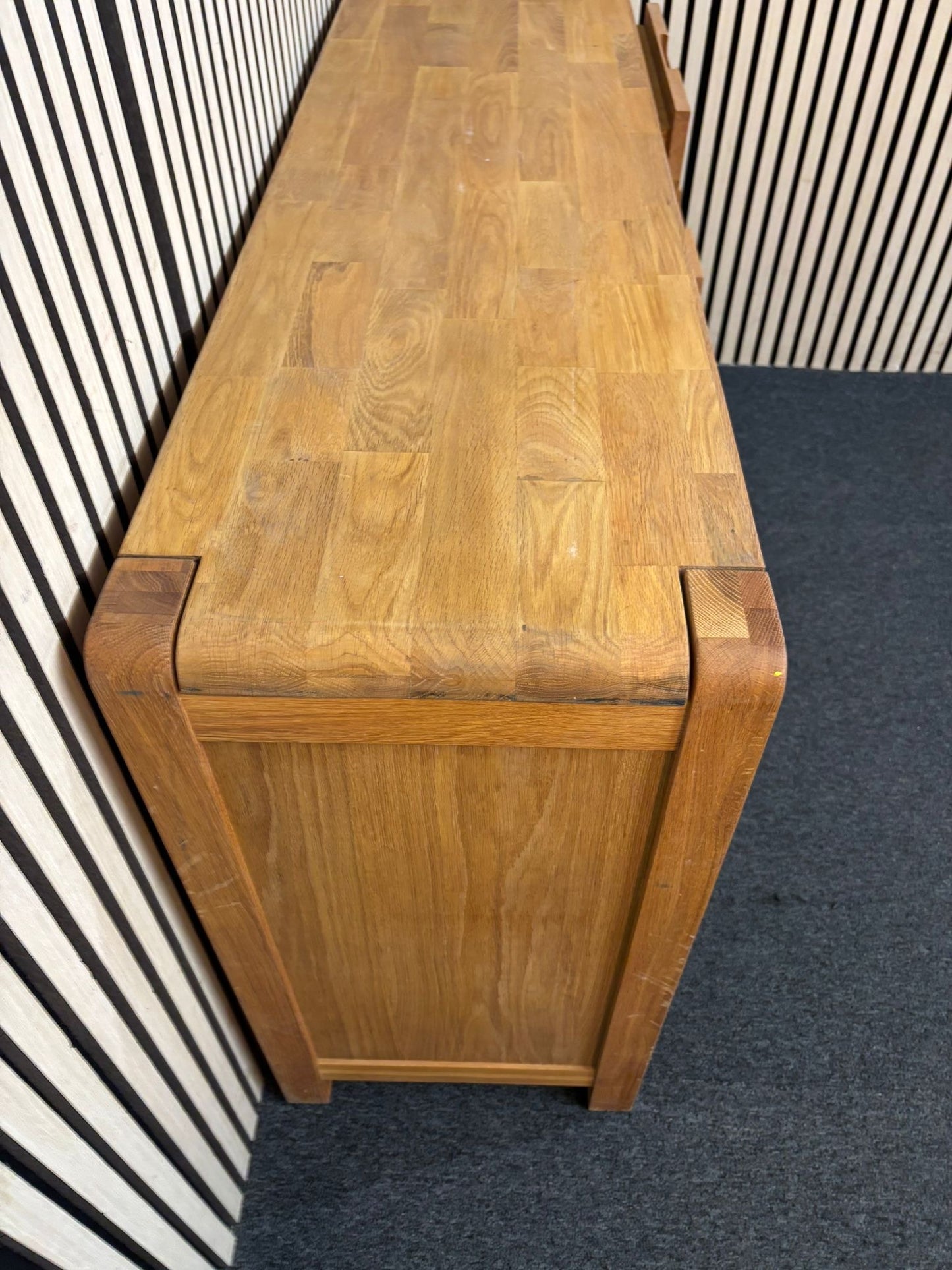 Solid oak 2 door 3 drawer sideboard (H 80 x W 140 x D 40 cm) 2226