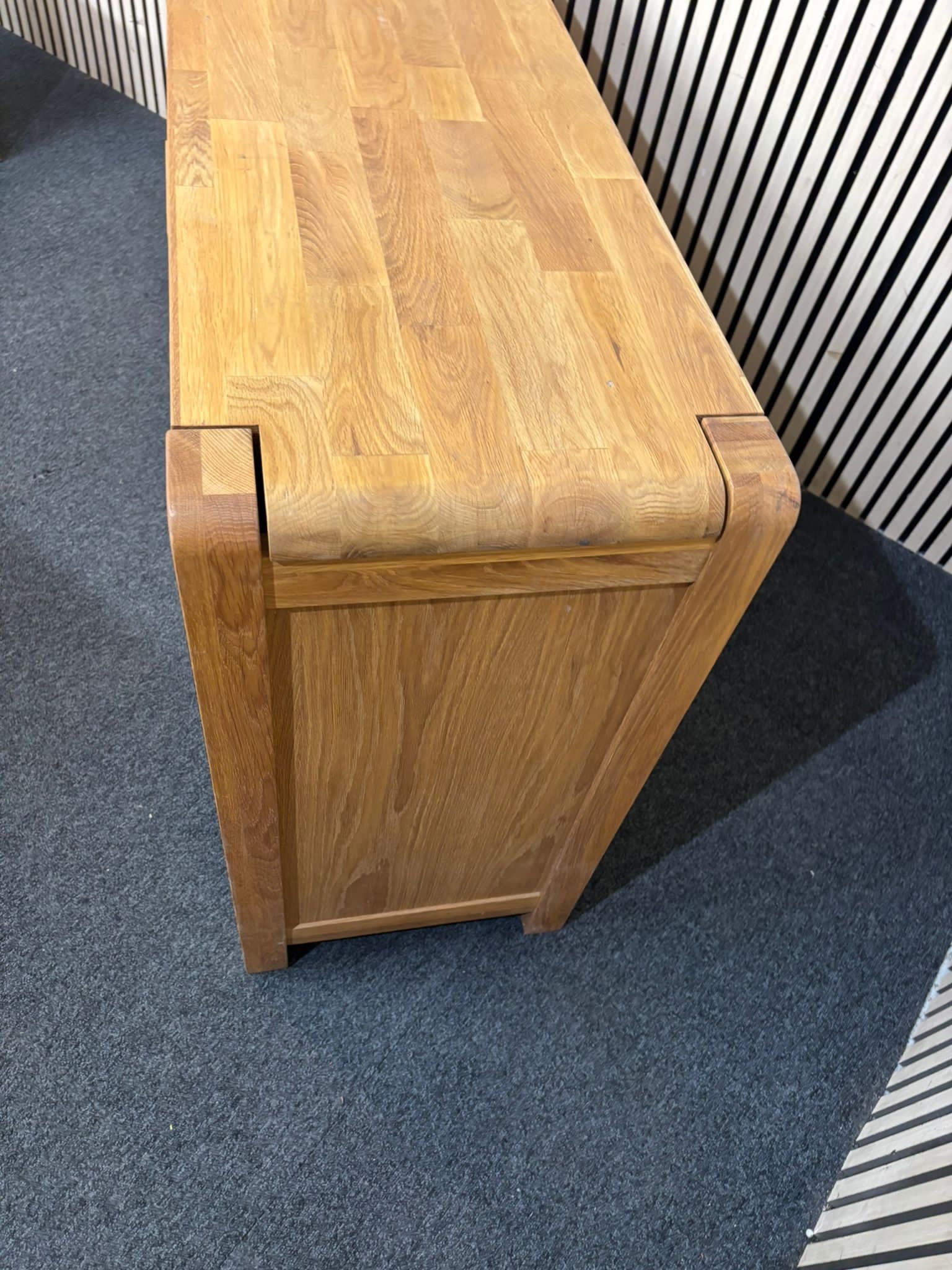 Solid oak 2 door 3 drawer sideboard (H 80 x W 140 x D 40 cm) 2226