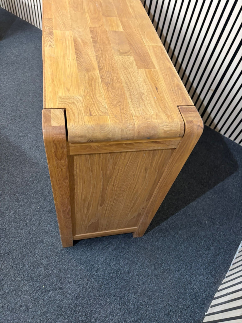 Solid oak 2 door 3 drawer sideboard (H 80 x W 140 x D 40 cm) 2226
