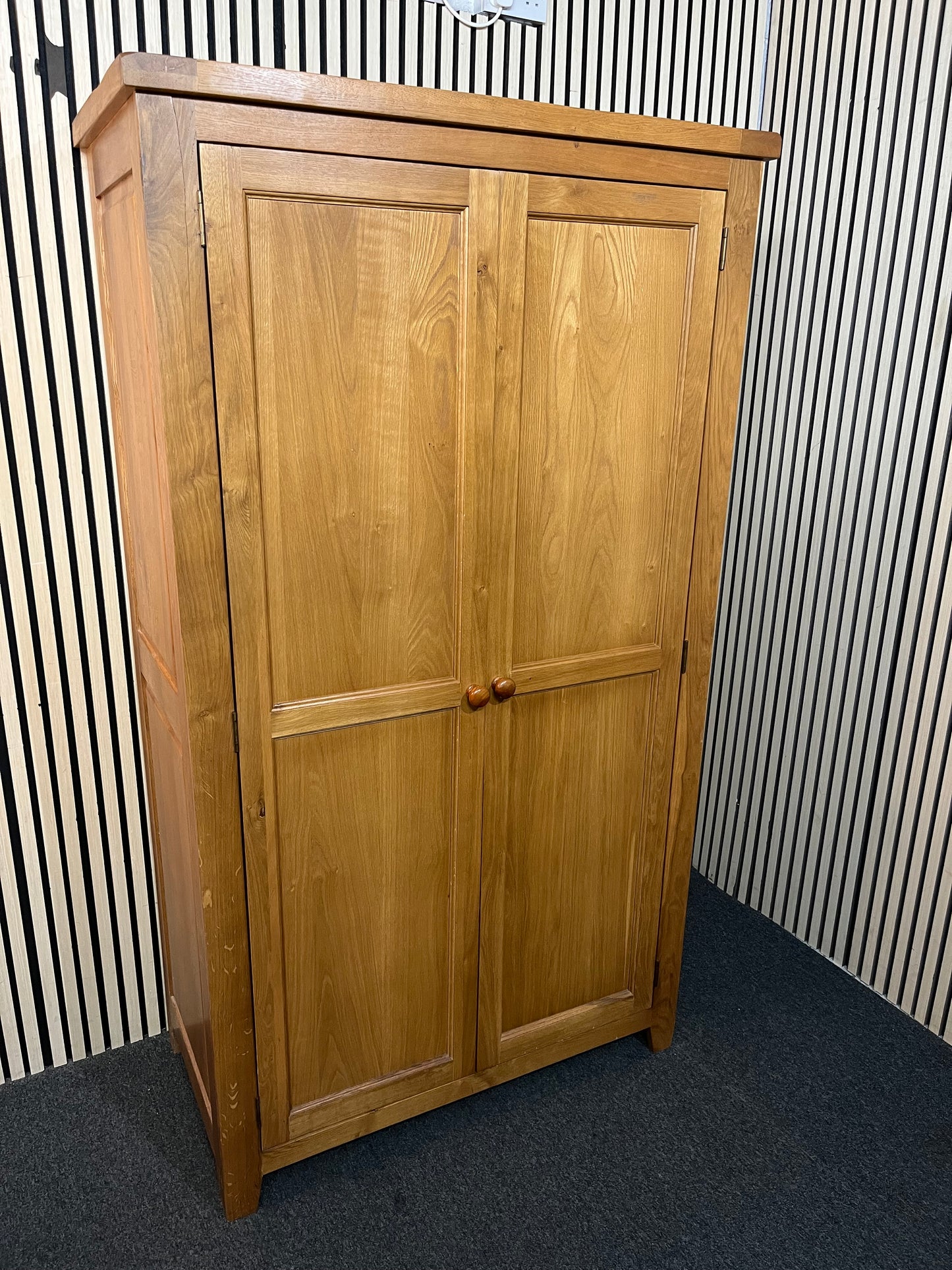Tall oak 2 door wardrobe (H 186 x W 105 x D 55 cm) 43605