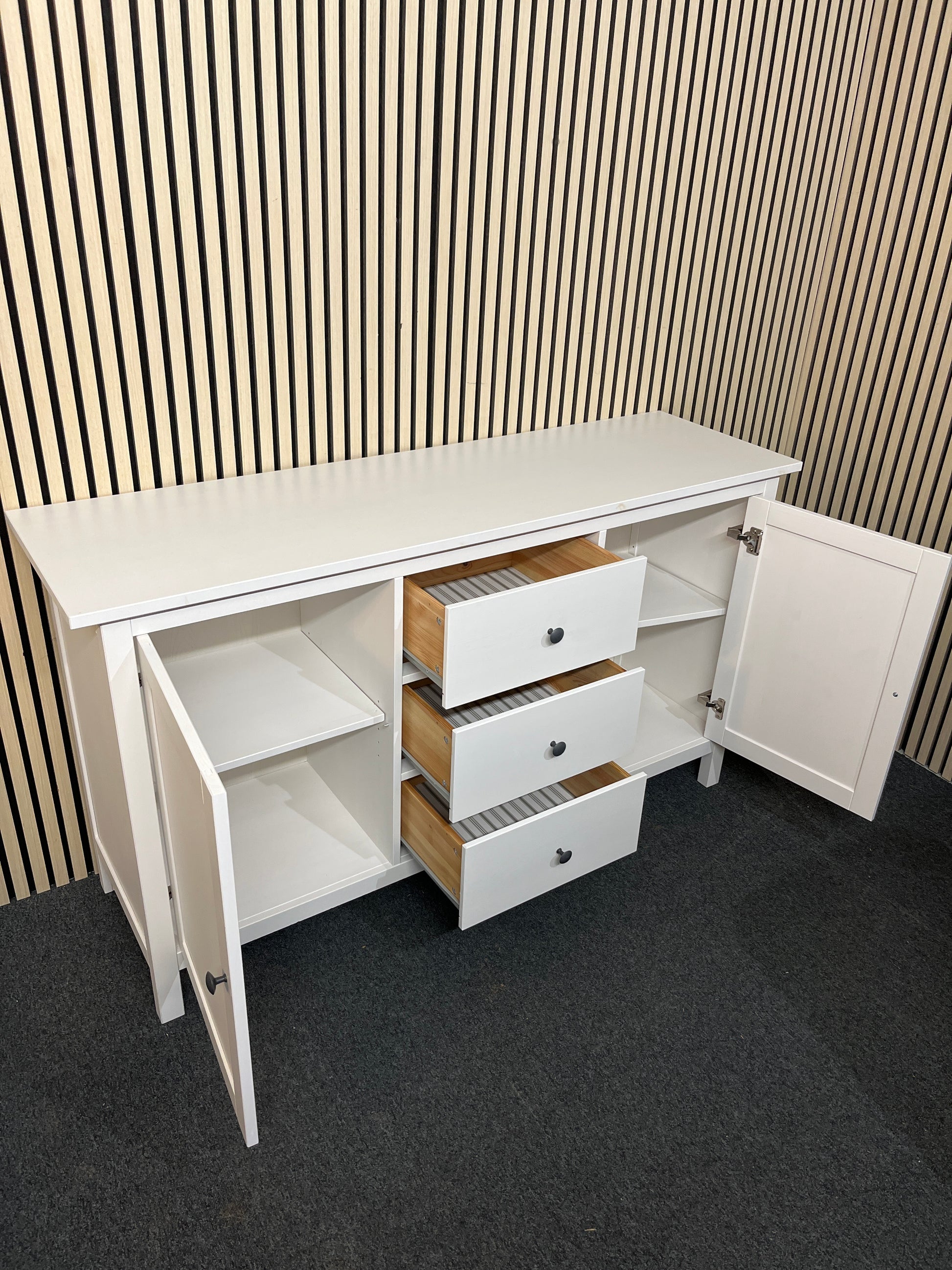 White painted 2 door 3 drawer sideboard (H 89 x W 158 x D 48 cm) 1425
