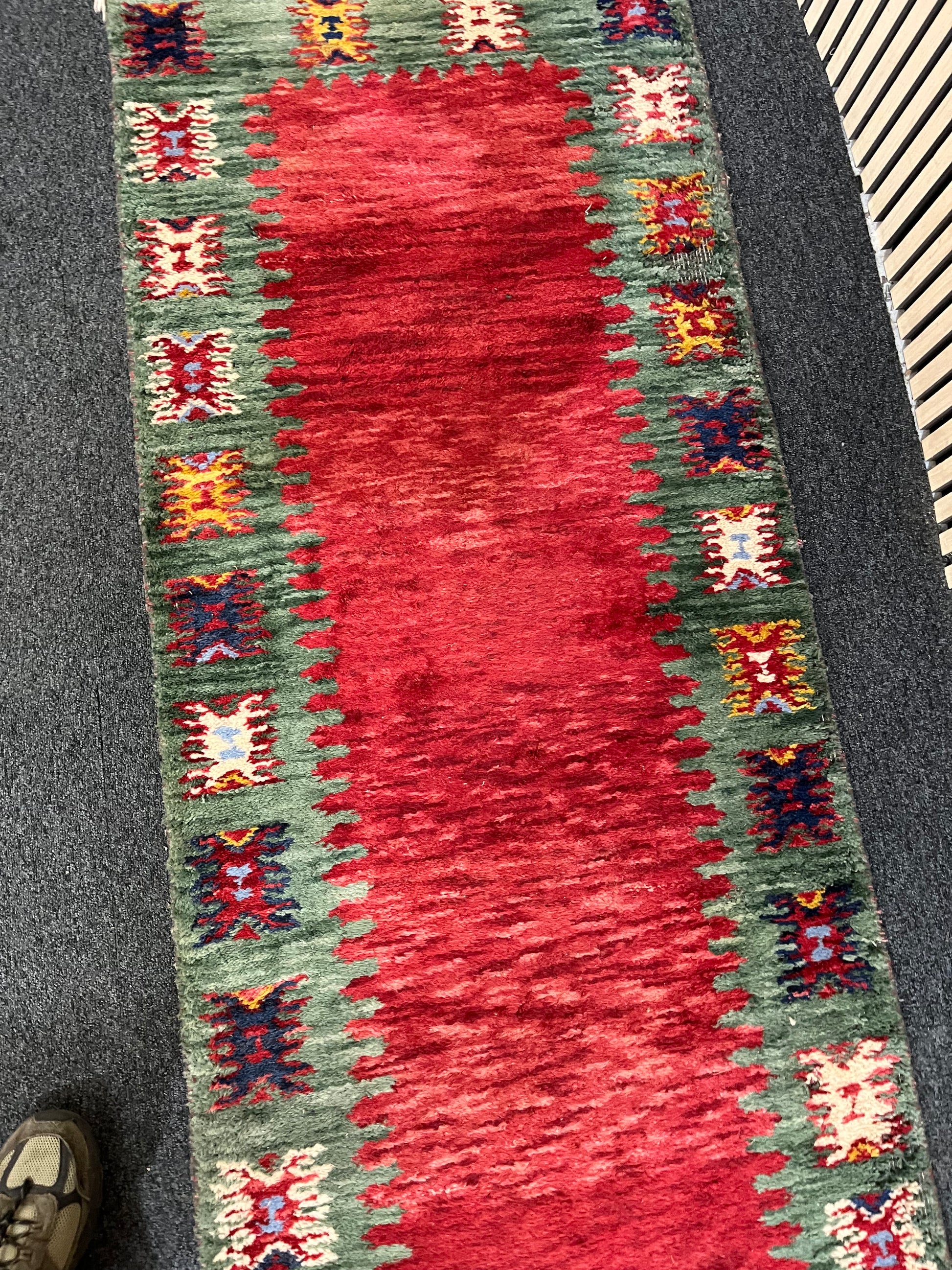 Large wool mix red and green colour runner rug 3126