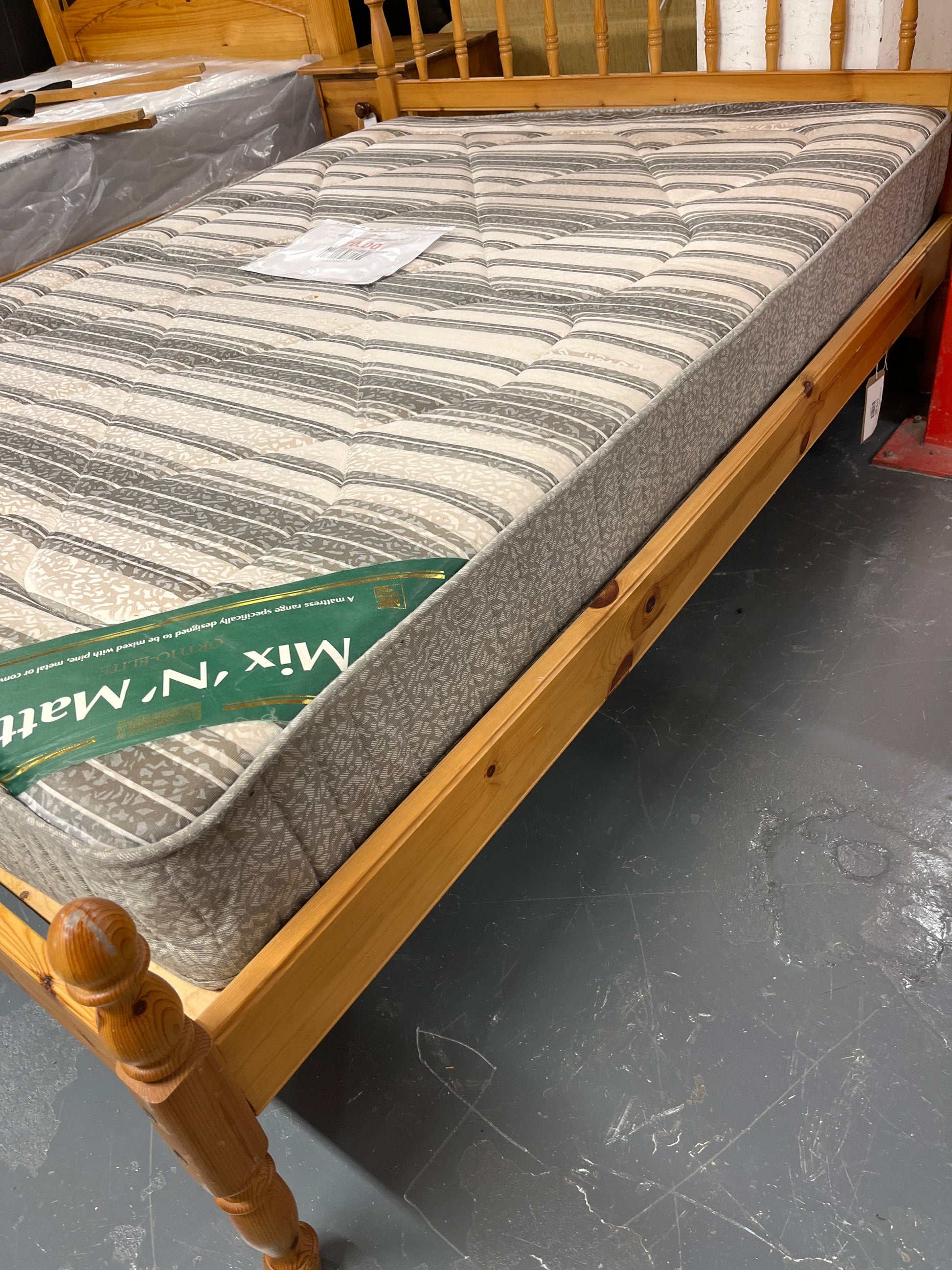 4ft 6 black and white mattress 1225