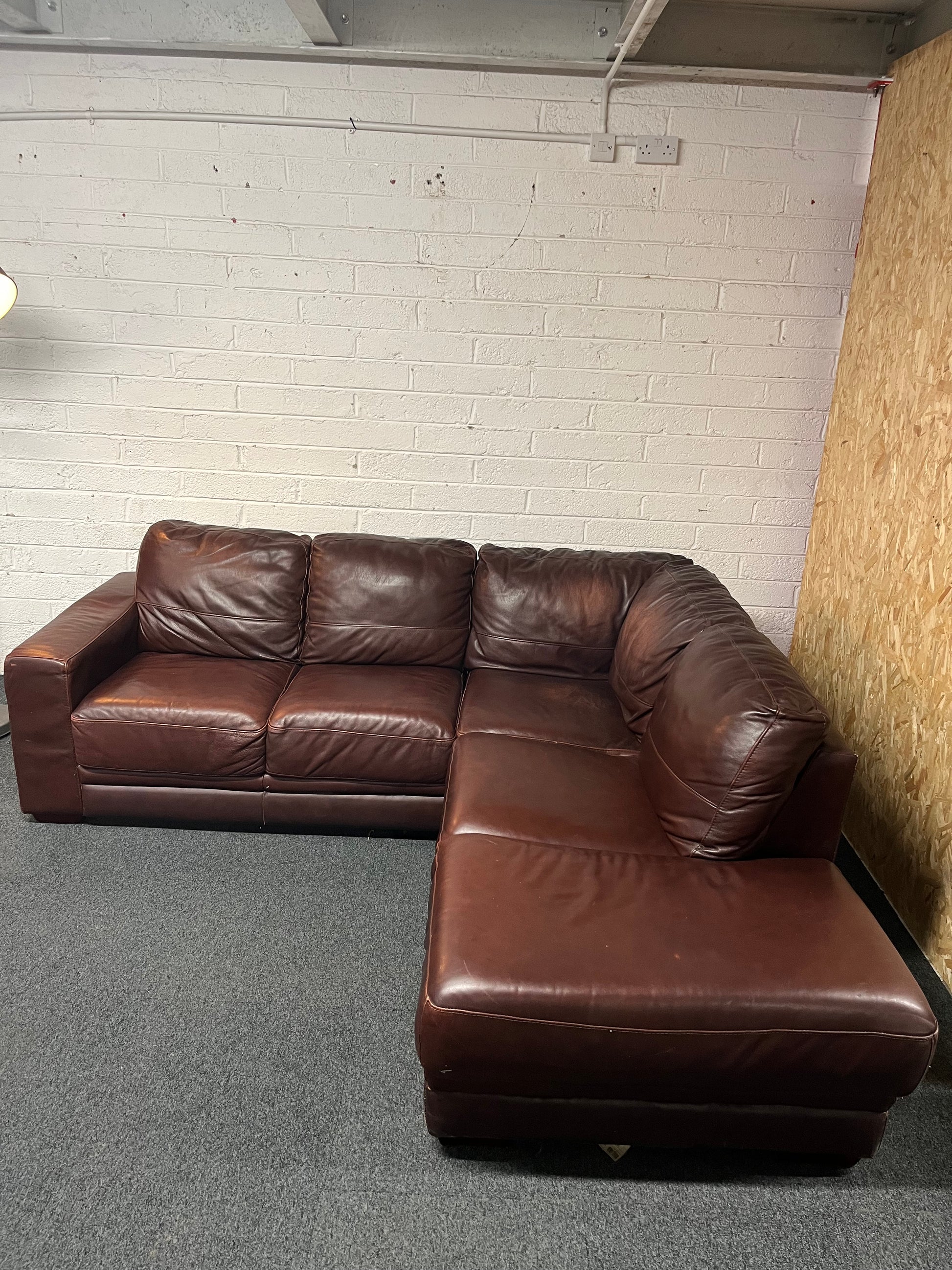 Large corner brown leather suite 1325