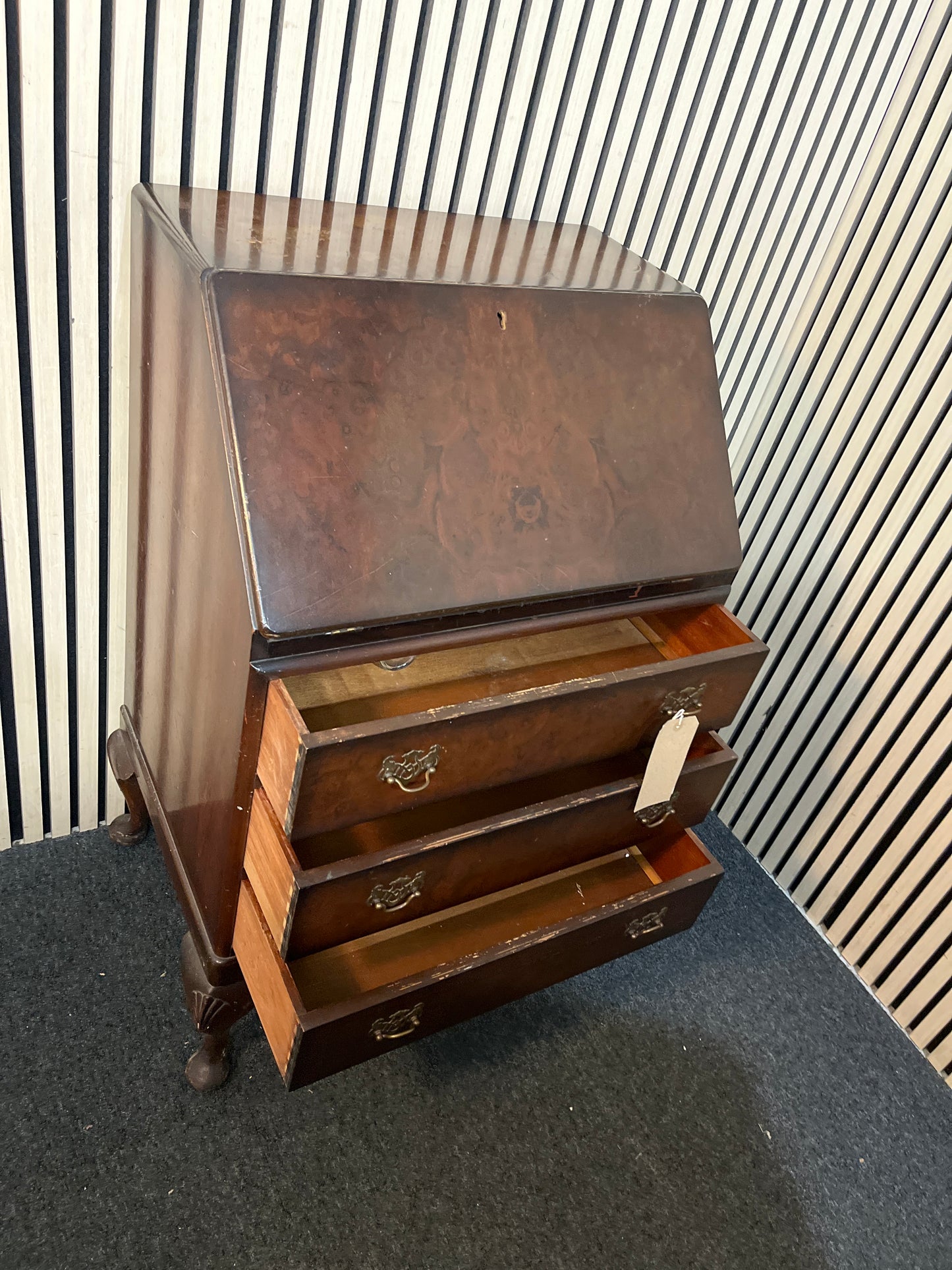 Ornate mahogany 3 drawer writing bureau (H 99 x W 59 x D 44 cm) 3126
