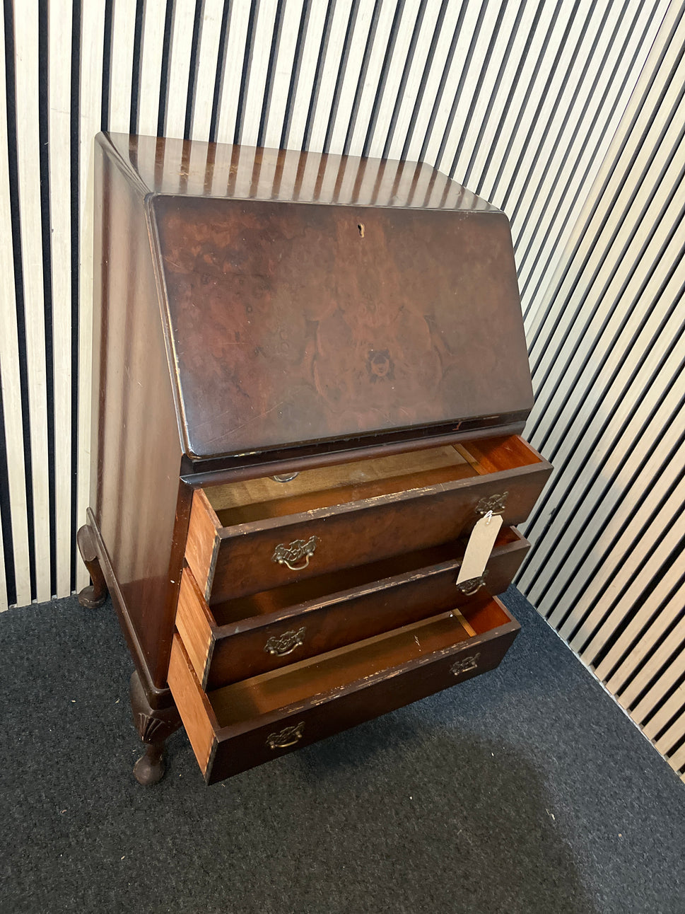 Ornate mahogany 3 drawer writing bureau (H 99 x W 59 x D 44 cm) 3126