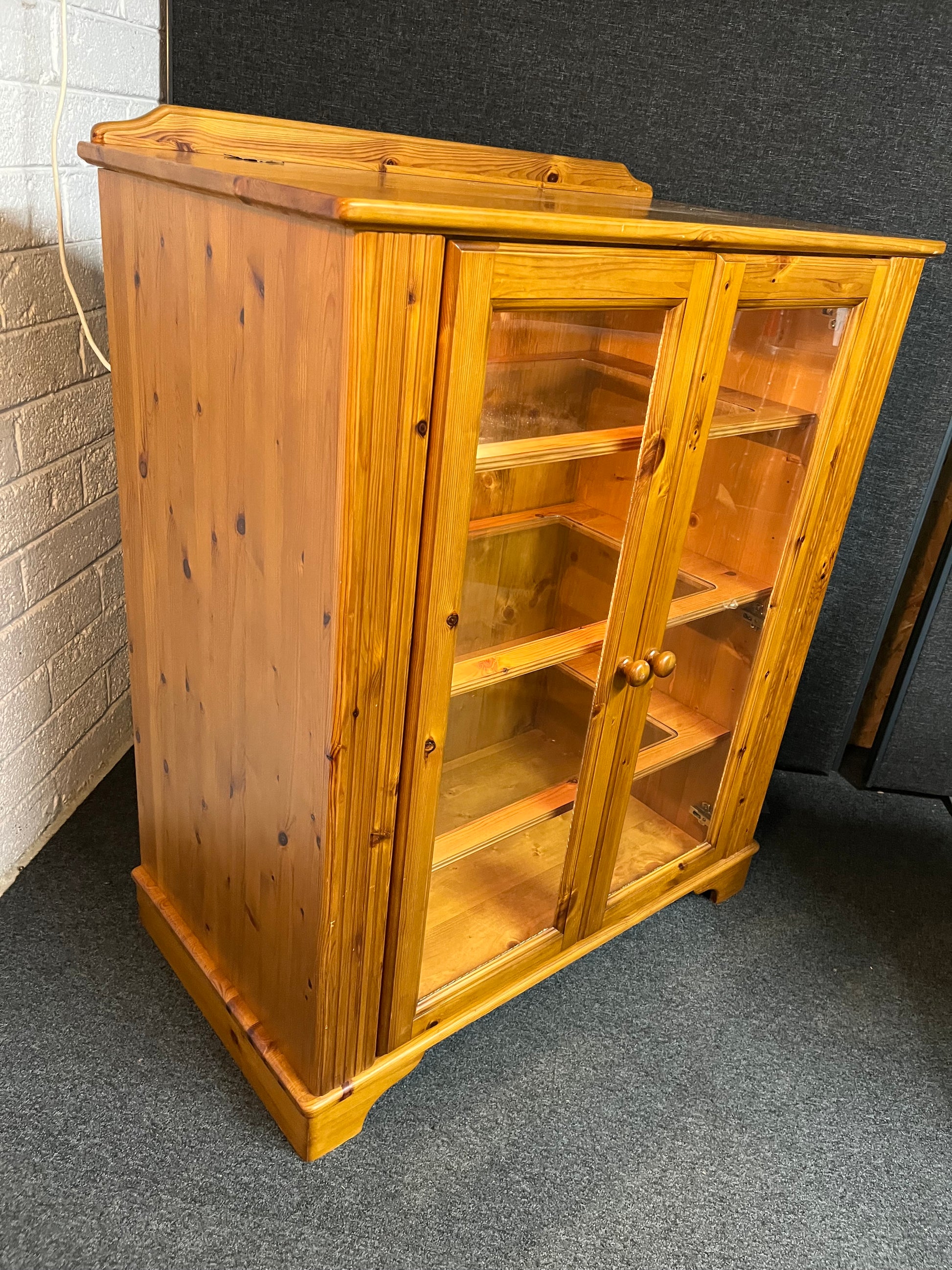 Solid pine 2 door glass display unit (H  128 x W  105 x D 58 cm) 3225
