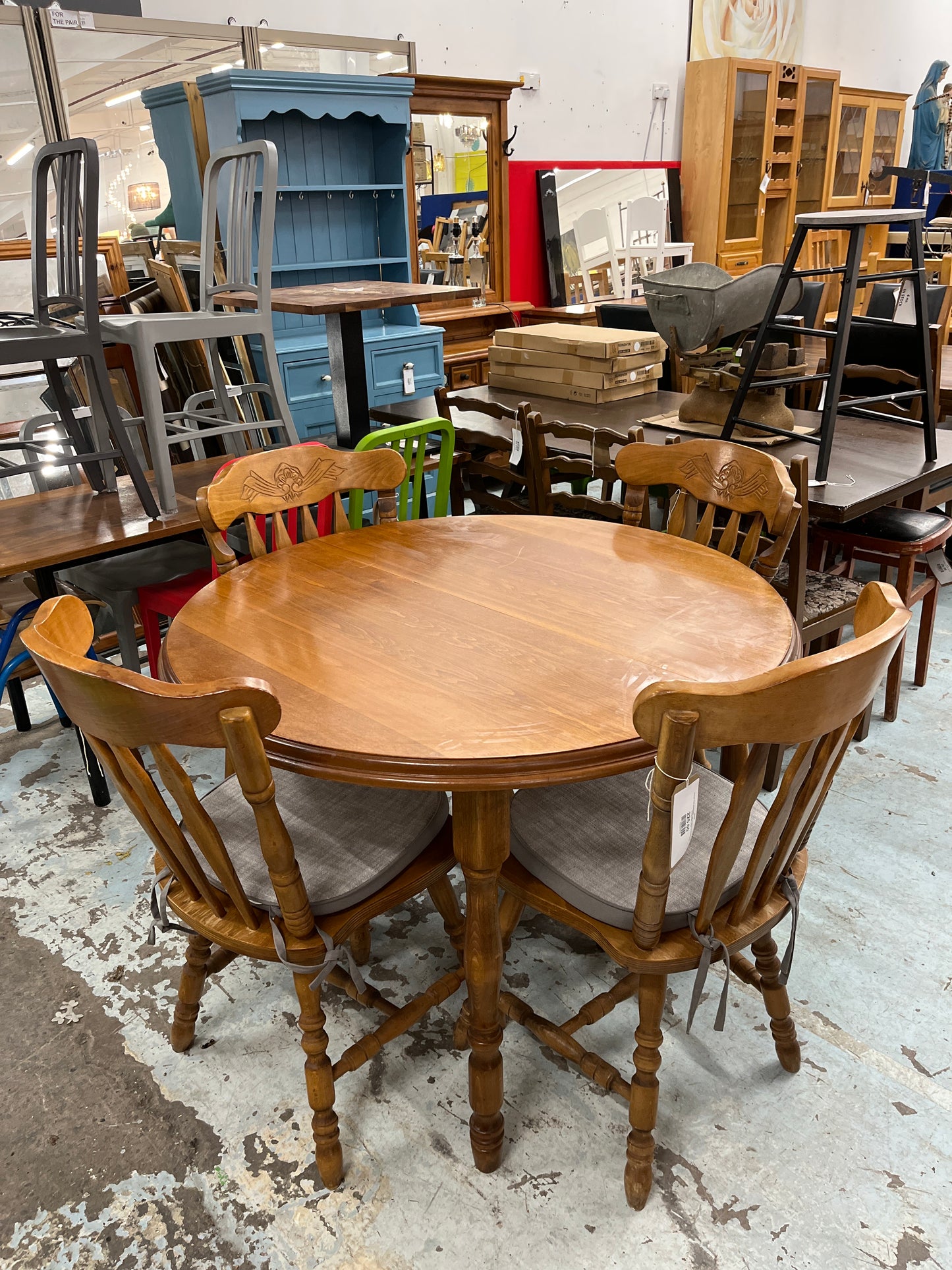 Circular Pine dining table with 4 matching spindle back dining chairs bundle 2125