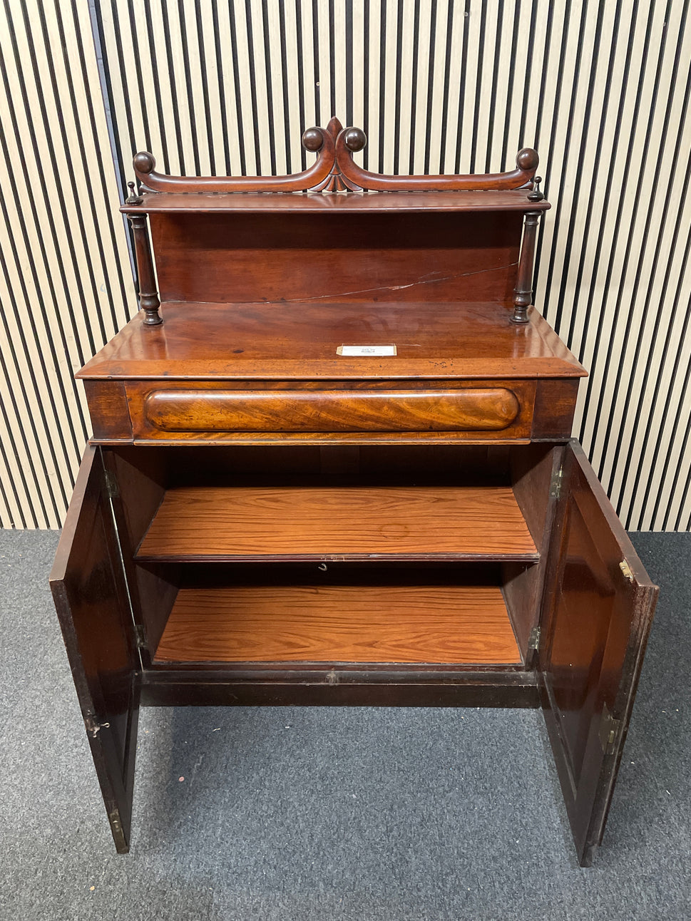 Ornate mahogany cabinet (H 130 x W 97 x D 47 cm) 2425