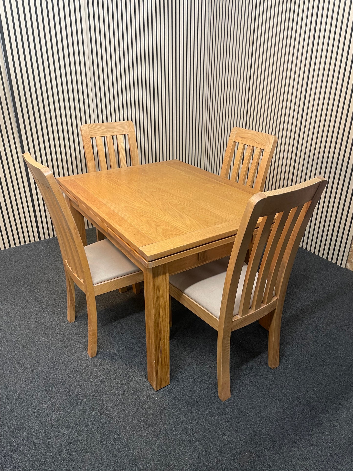 A solid oak extendable light-wood stained dining table (L 120- 200 x W 90 cm) with 4 no. matching slatted chairs with cream seat fabric 2425